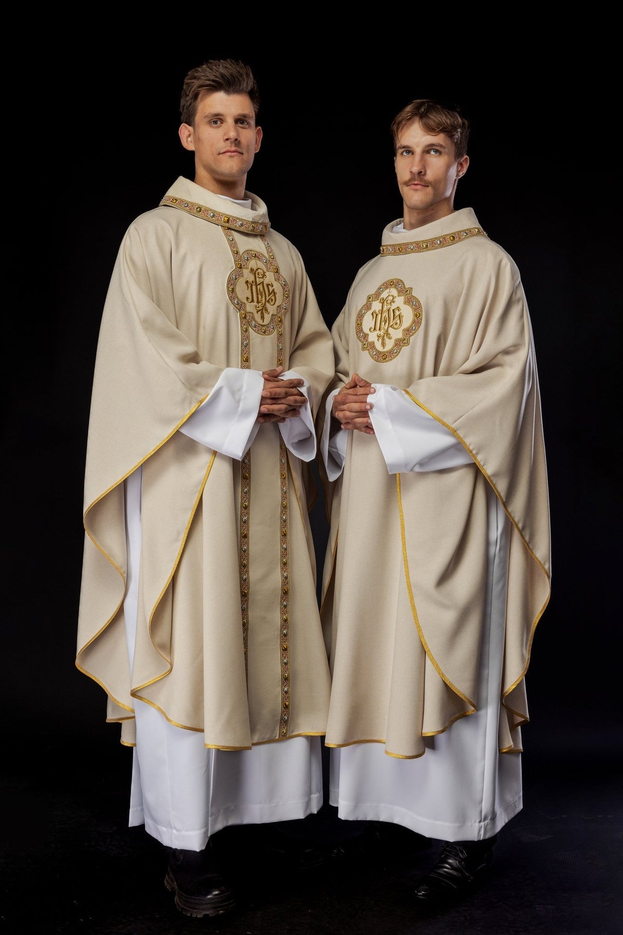 Ornat Liturgiczny Ecru IHS Haftowany Pas - Polska Produkcja - alba.pl