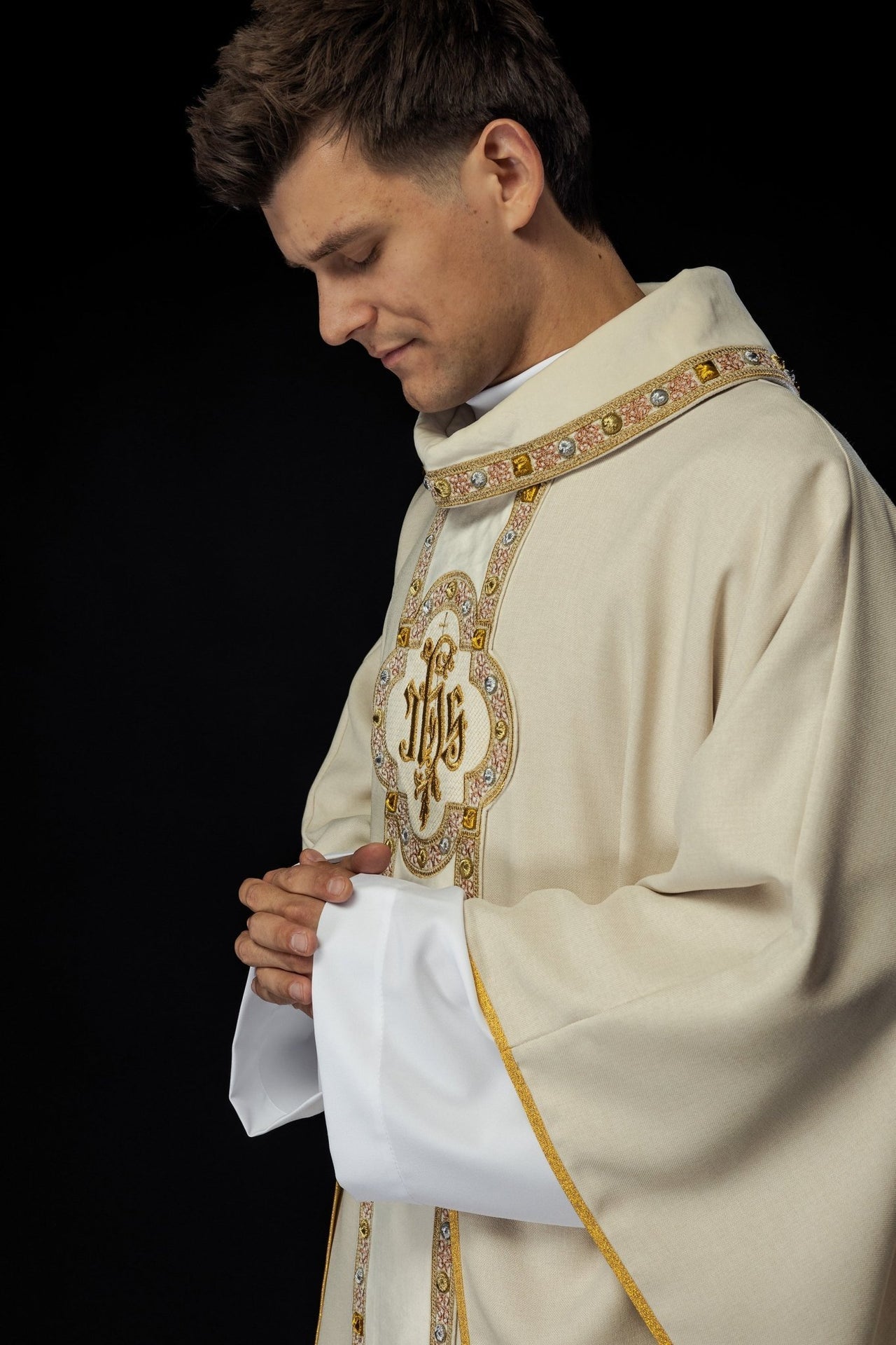 Ornat Liturgiczny Ecru IHS Haftowany Pas - Polska Produkcja - alba.pl