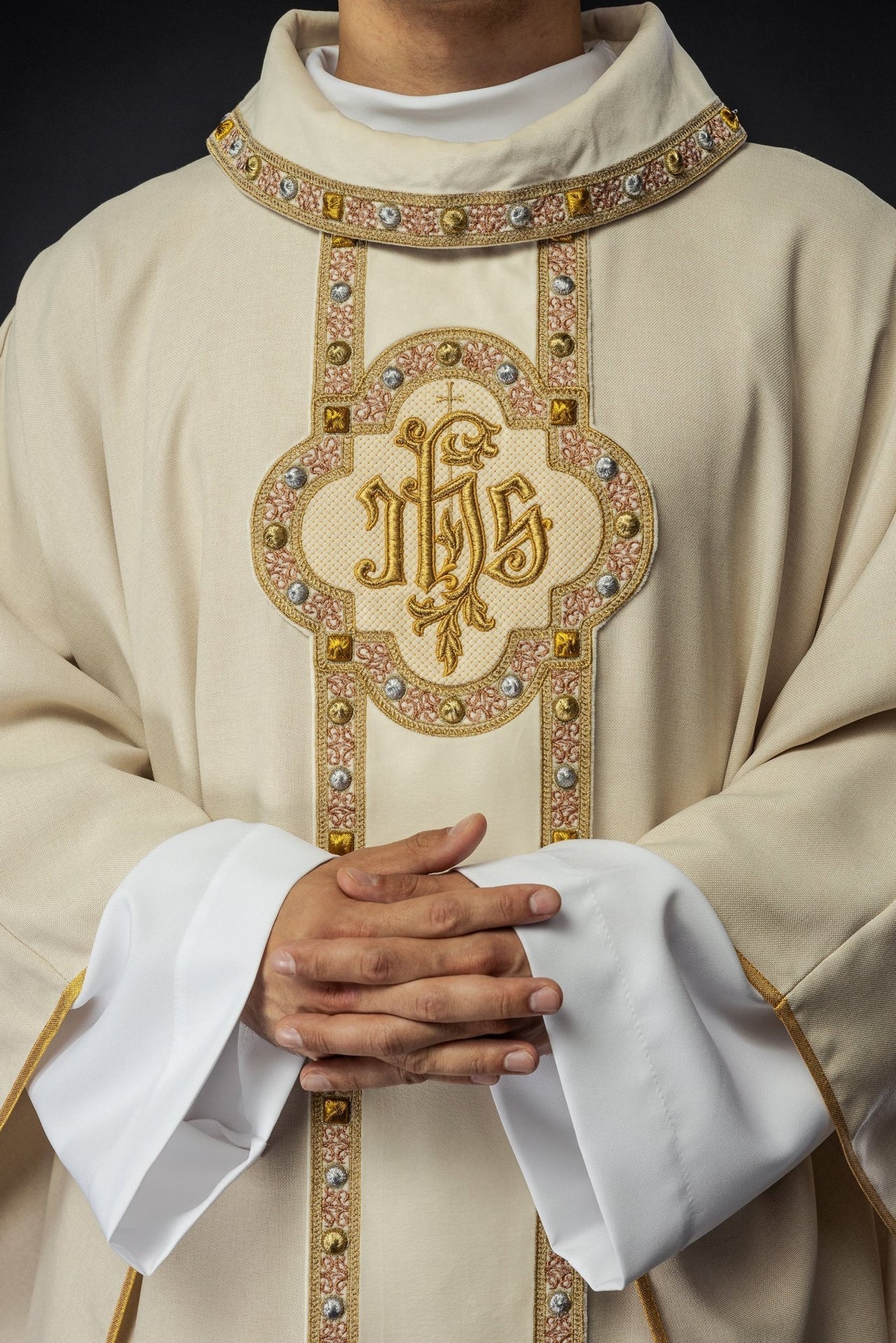 Ornat Liturgiczny Ecru IHS Haftowany Pas - Polska Produkcja - alba.pl