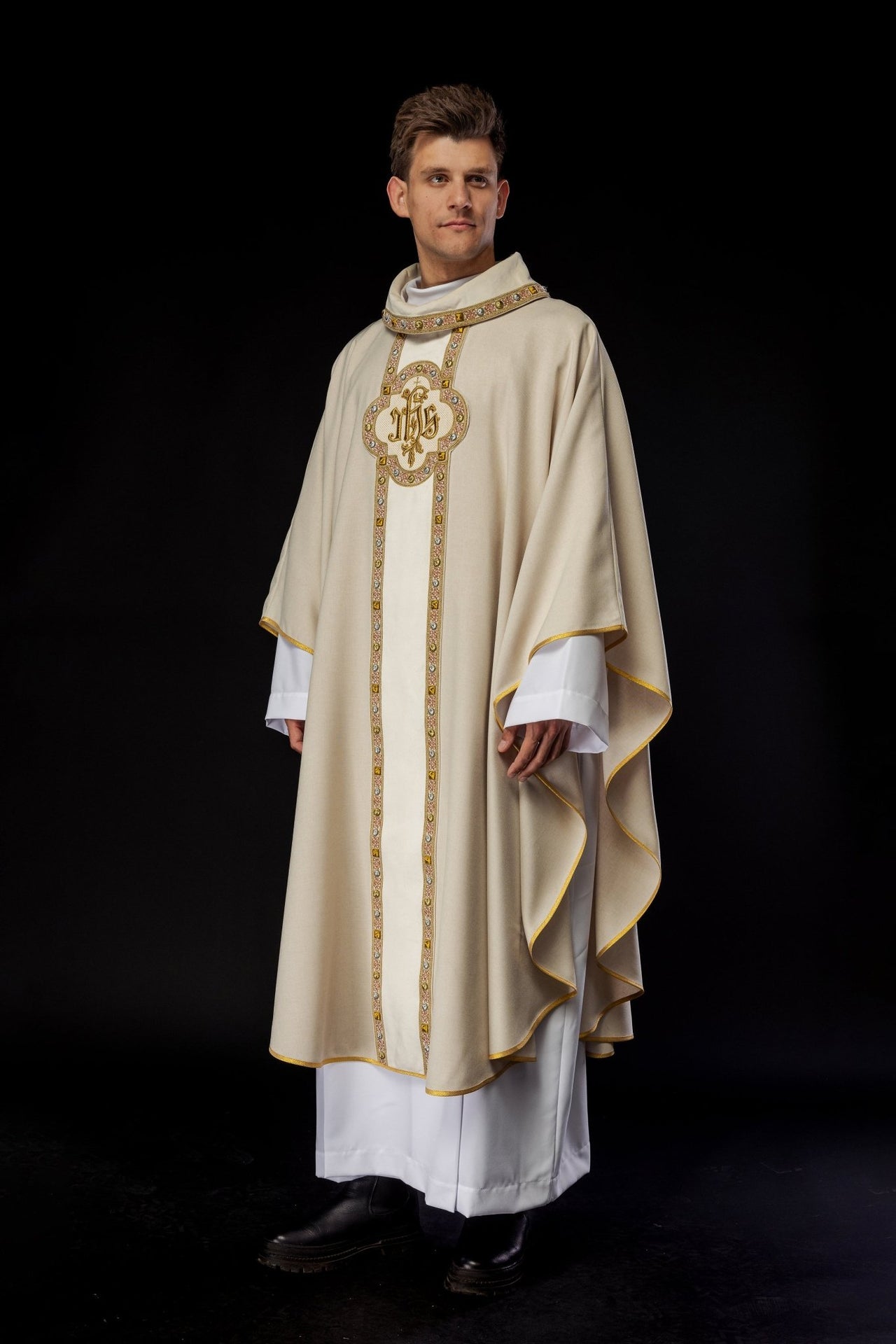 Ornat Liturgiczny Ecru IHS Haftowany Pas - Polska Produkcja - alba.pl