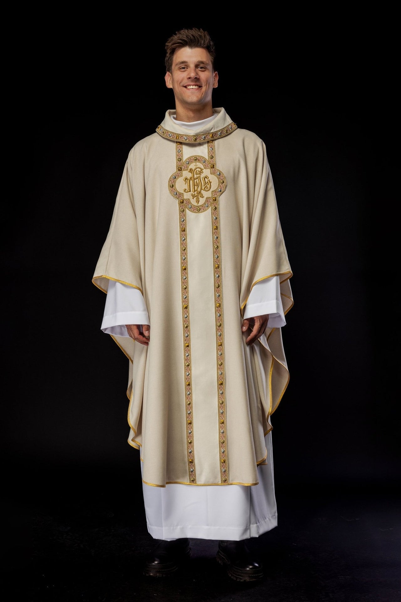 Ornat Liturgiczny Ecru IHS Haftowany Pas - Polska Produkcja - alba.pl