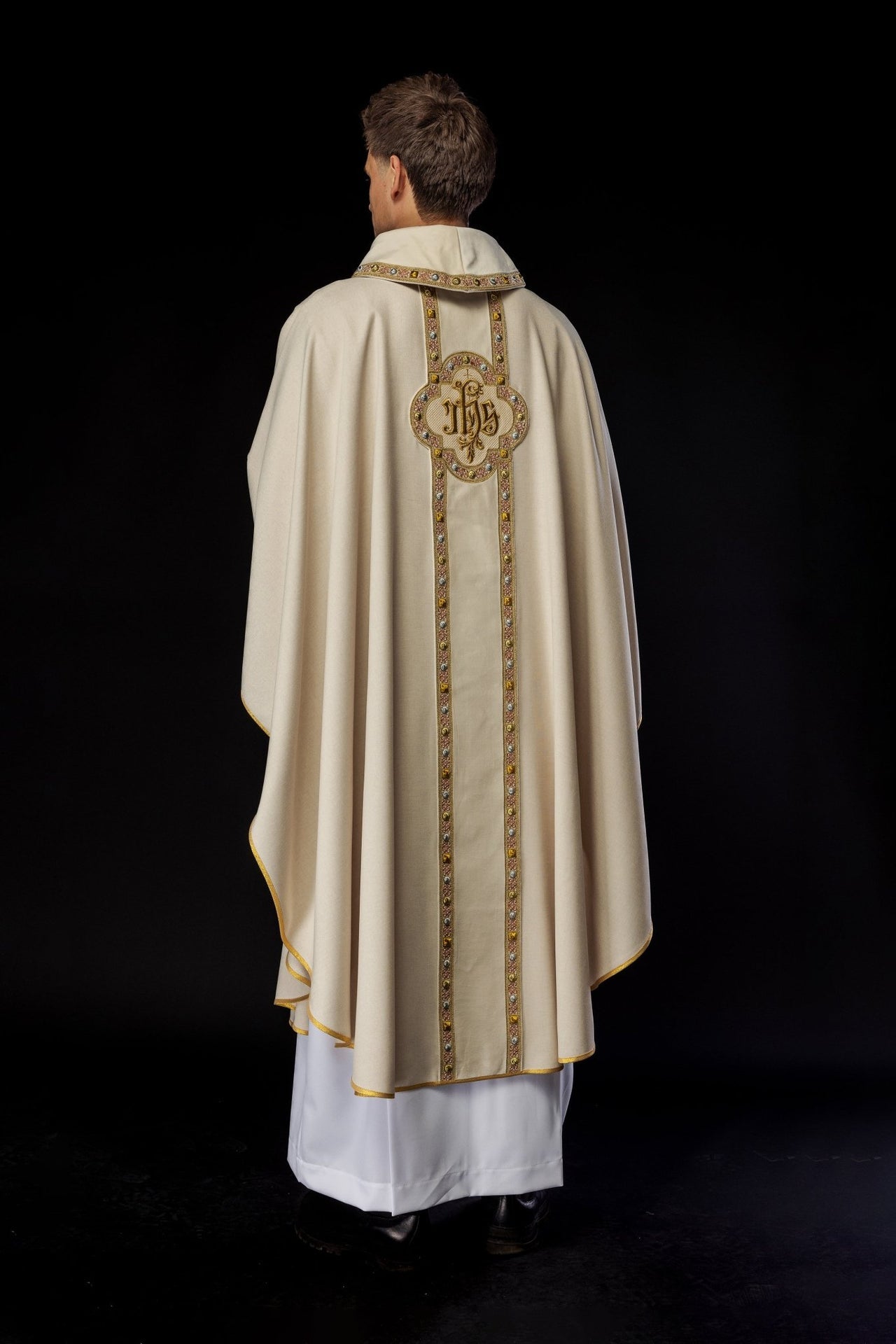 Ornat Liturgiczny Ecru IHS Haftowany Pas - Polska Produkcja - alba.pl