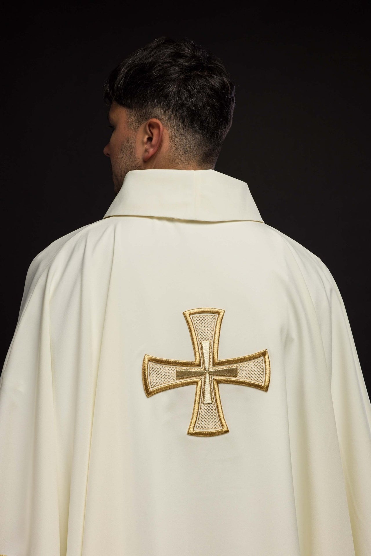 Ornat Liturgiczny Ecru IHS Haftowany Złotą Nicią - alba.pl