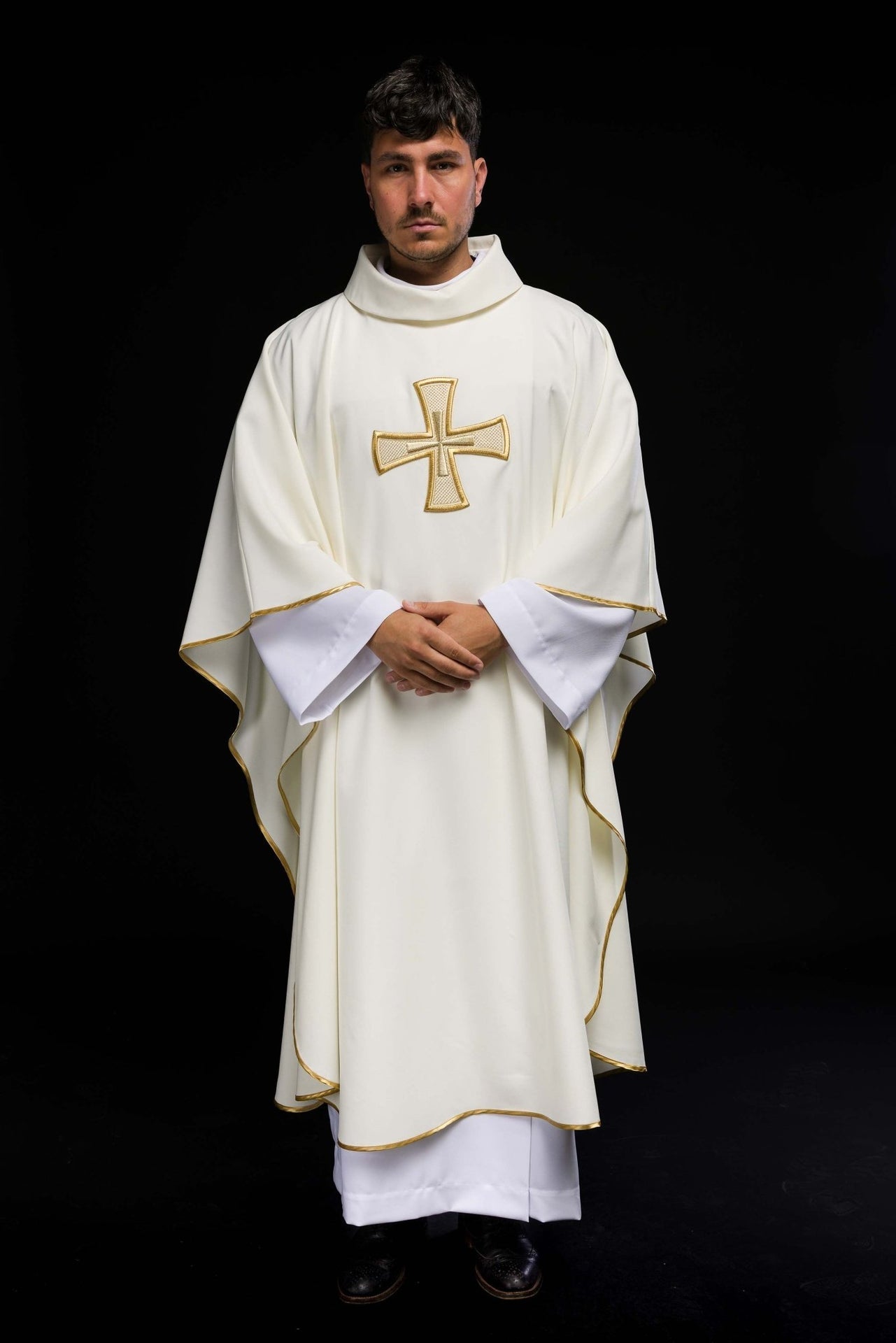 Ornat Liturgiczny Ecru IHS Haftowany Złotą Nicią - alba.pl