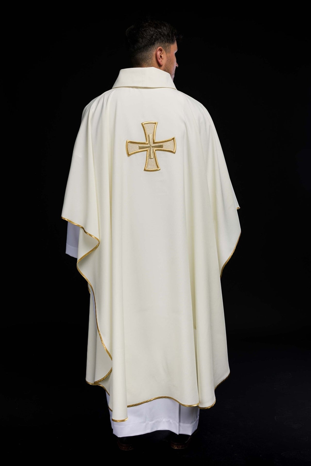 Ornat Liturgiczny Ecru IHS Haftowany Złotą Nicią - alba.pl