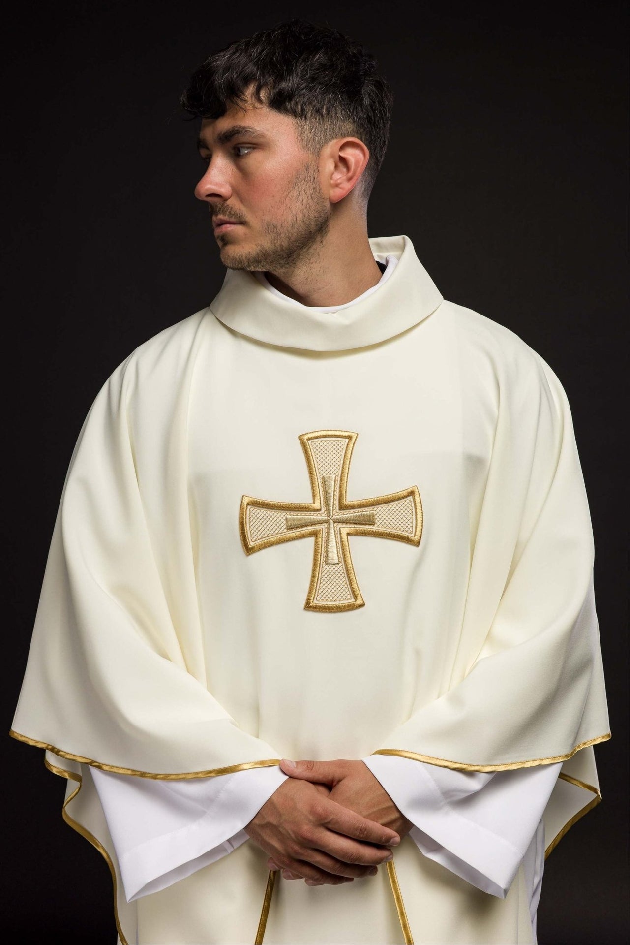 Ornat Liturgiczny Ecru IHS Haftowany Złotą Nicią - alba.pl
