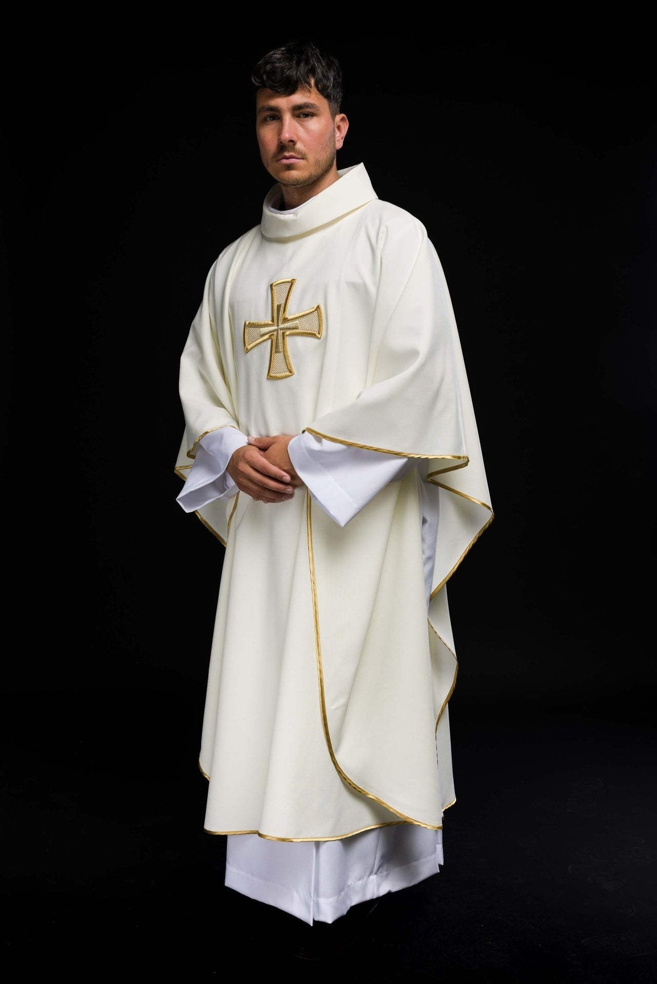 Ornat Liturgiczny Ecru IHS Haftowany Złotą Nicią - alba.pl