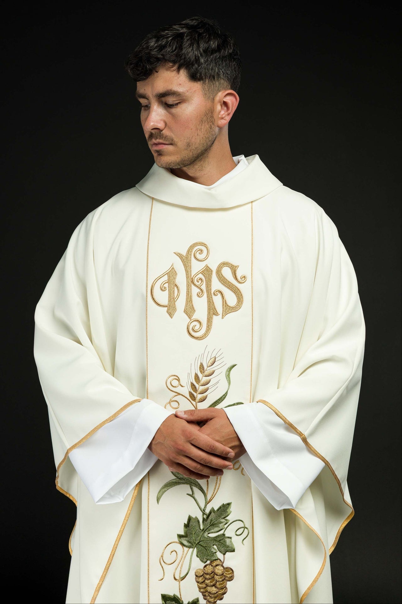 Ornat Liturgiczny Ecru IHS Kłosy i Winogrona Haftowany Złotą Nicią - alba.pl