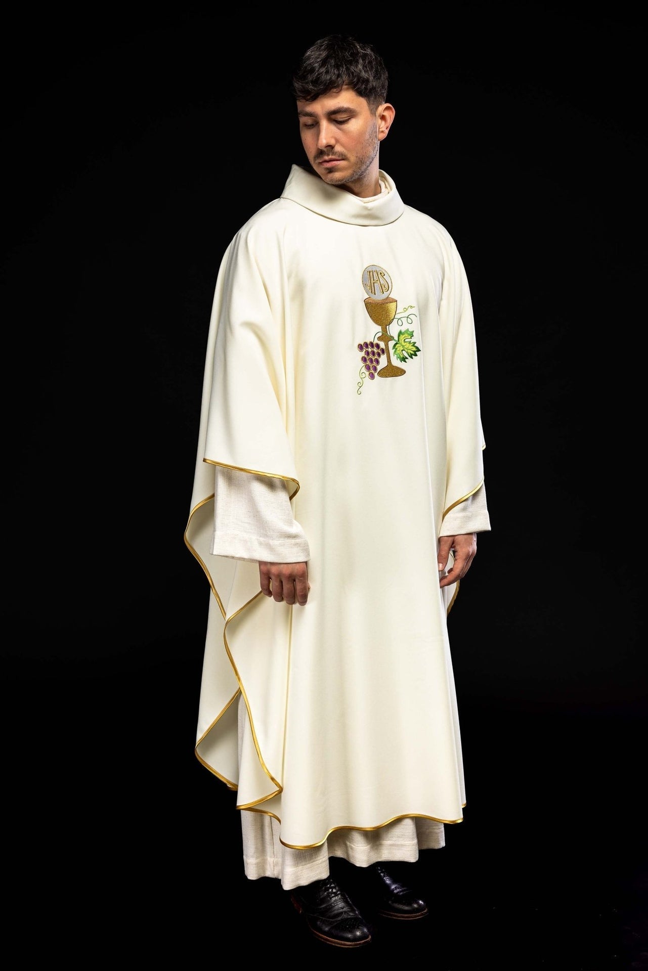 Ornat Liturgiczny Ecru Kielich Krzyż i Winogrona - Polski Haft - alba.pl