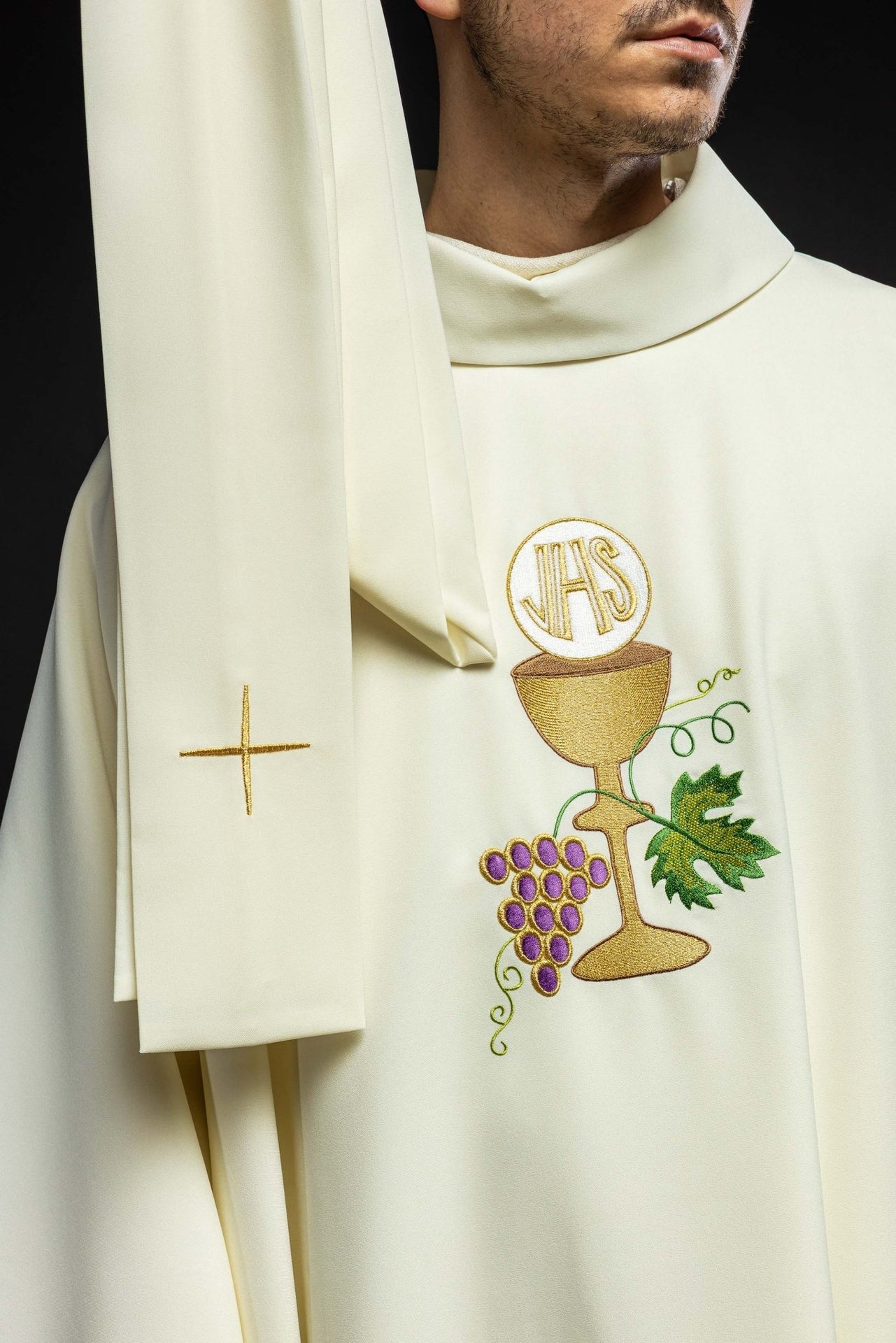 Ornat Liturgiczny Ecru Kielich Krzyż i Winogrona - Polski Haft - alba.pl