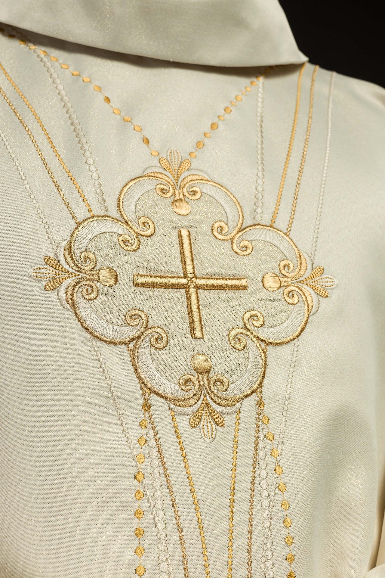 Ornat Liturgiczny Ecru Różaniec z Błyszczącej Tkaniny - alba.pl