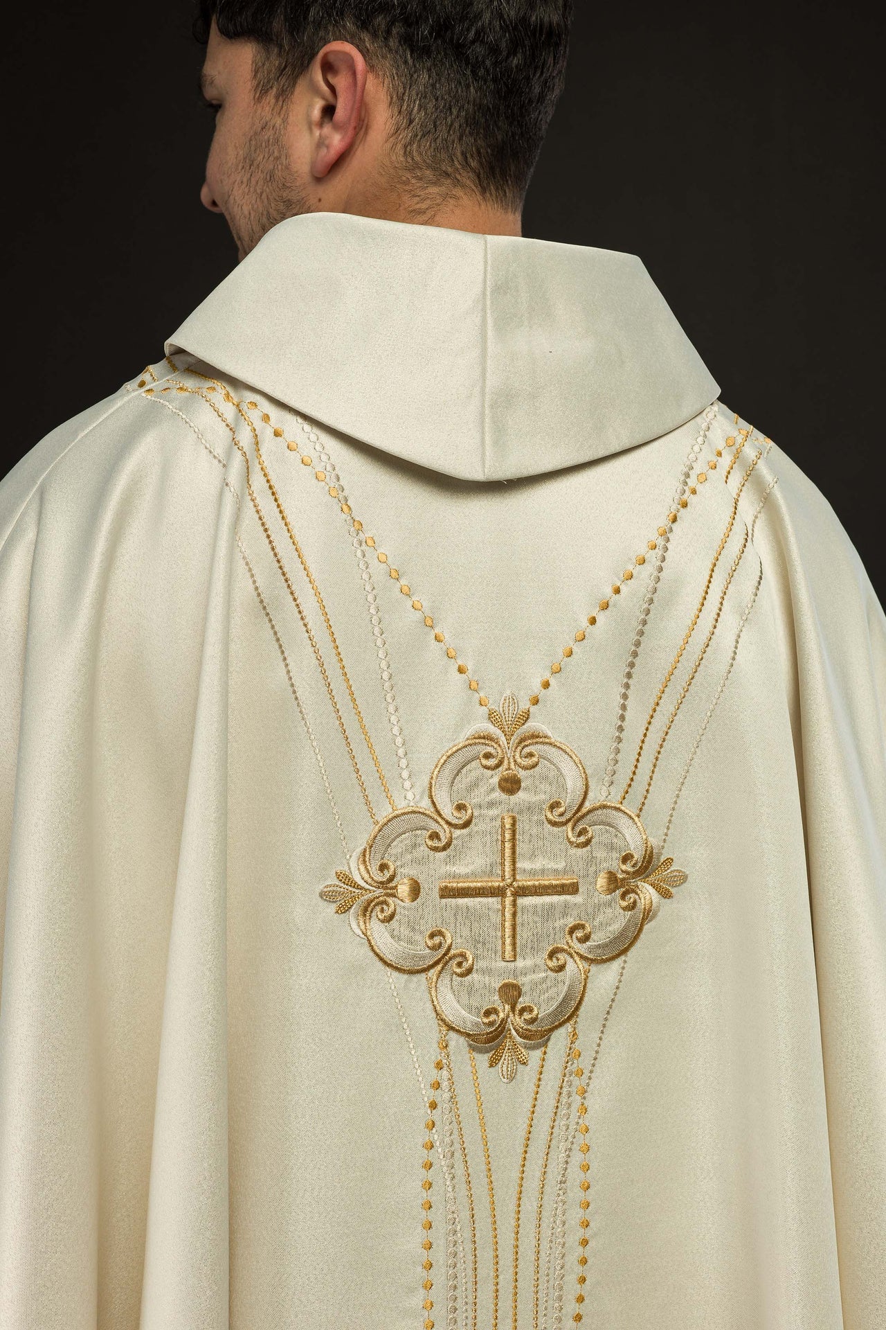 Ornat Liturgiczny Ecru Różaniec z Błyszczącej Tkaniny - alba.pl