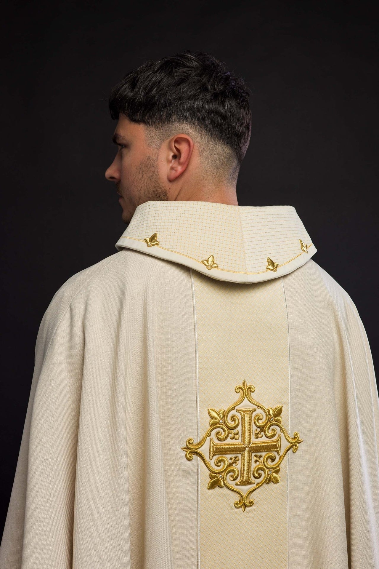 Ornat Liturgiczny Ecru z Aksamitnym Pasem i Haftem Krzyży - alba.pl