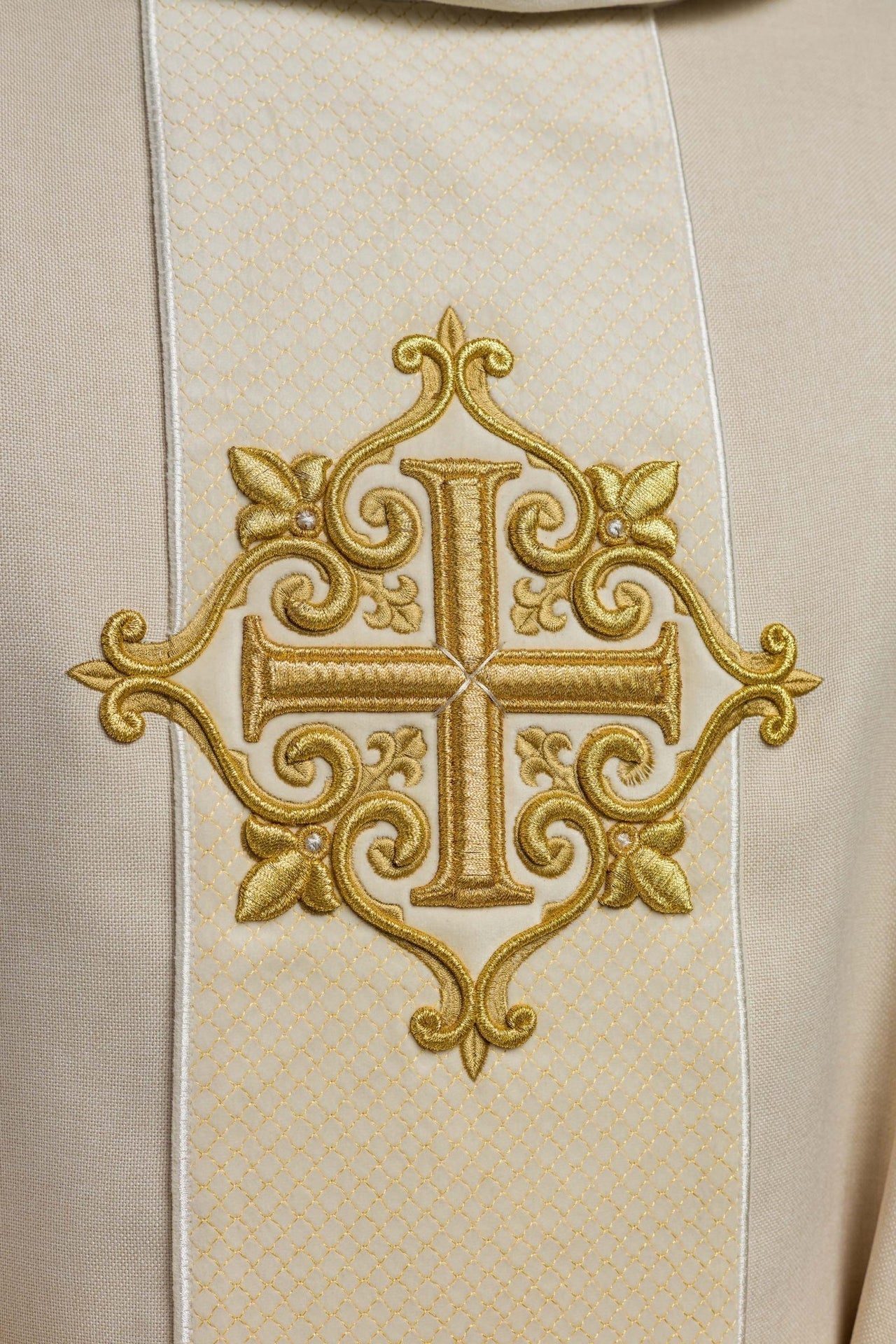 Ornat Liturgiczny Ecru z Aksamitnym Pasem i Haftem Krzyży - alba.pl