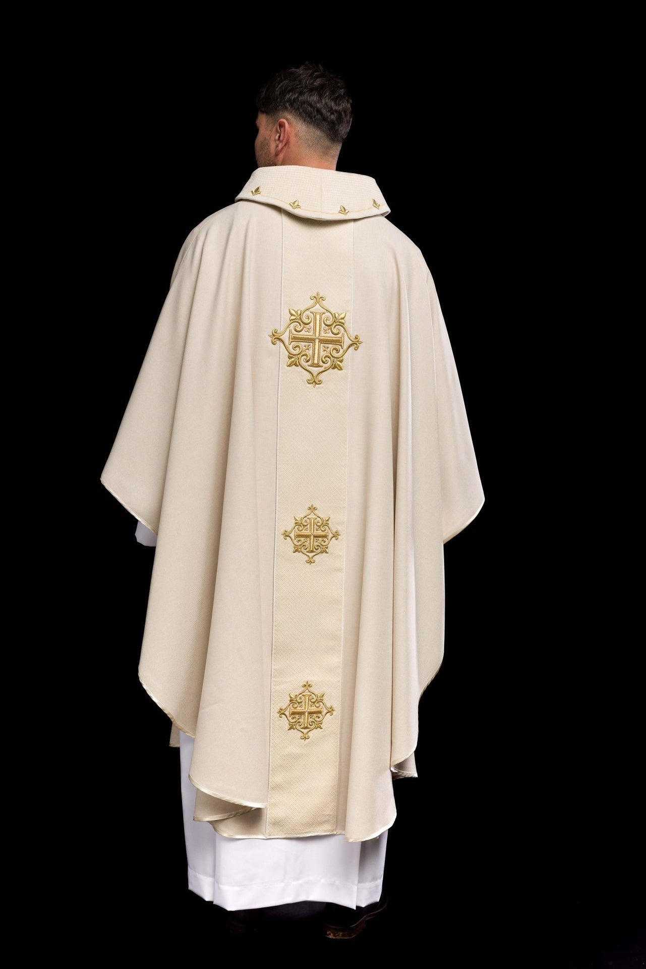 Ornat Liturgiczny Ecru z Aksamitnym Pasem i Haftem Krzyży - alba.pl