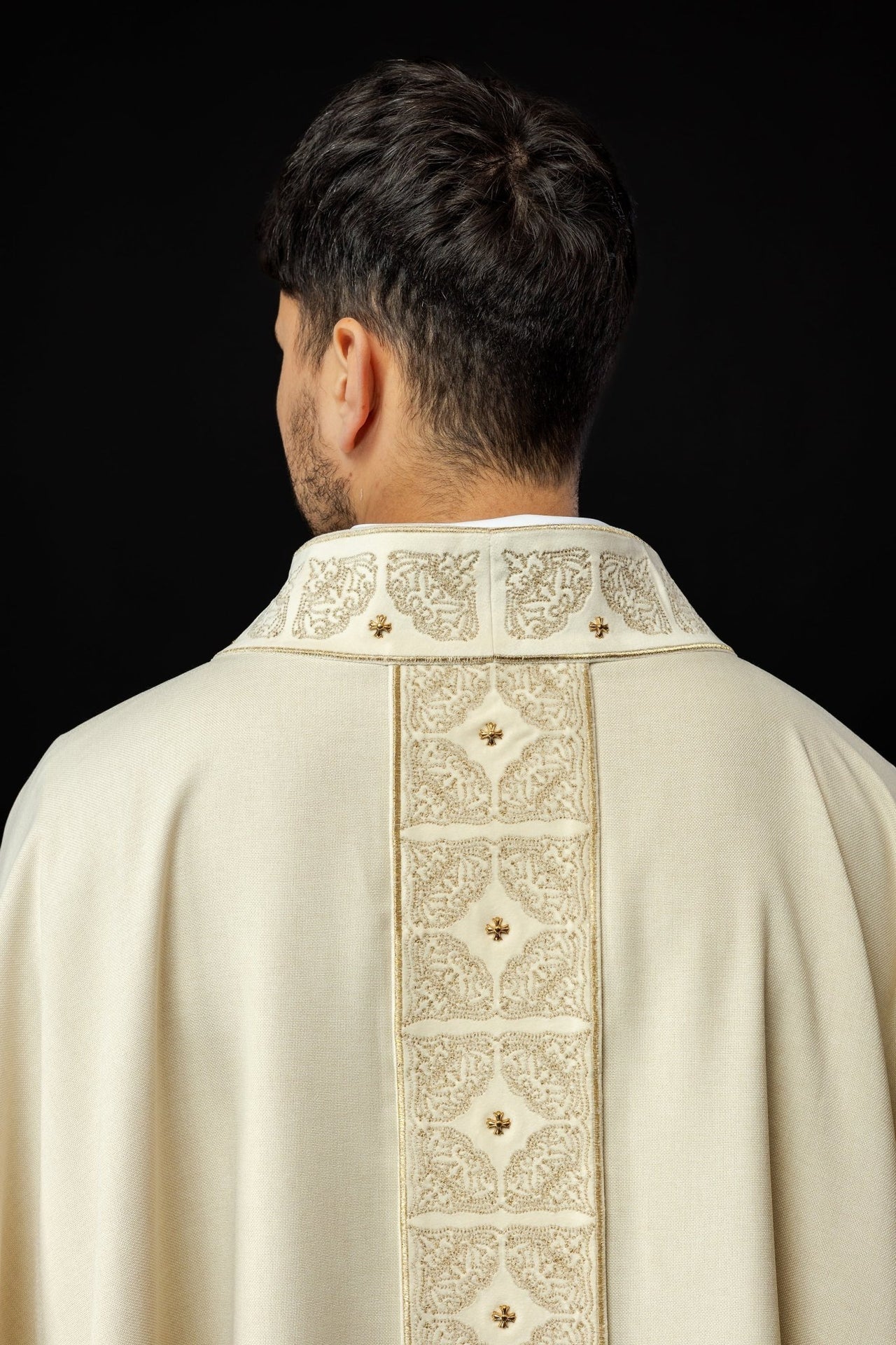 Ornat Liturgiczny Ecru z Bogatym Haftem i Stułą - Polski Produkt - alba.pl