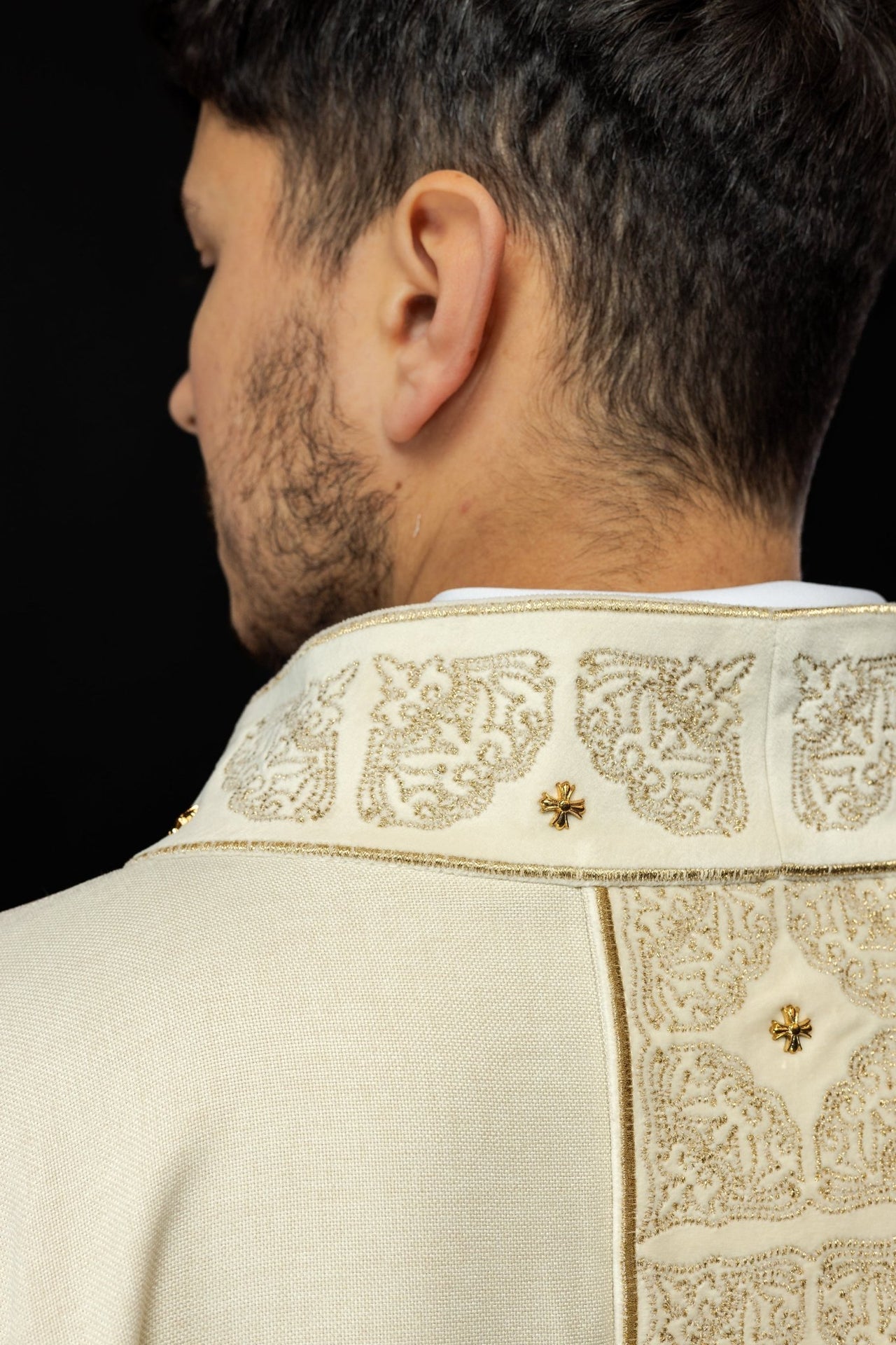 Ornat Liturgiczny Ecru z Bogatym Haftem i Stułą - Polski Produkt - alba.pl