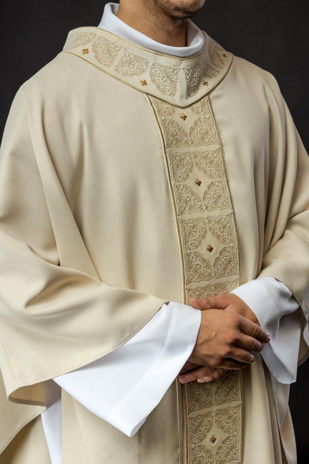 Ornat Liturgiczny Ecru z Bogatym Haftem i Stułą - Polski Produkt - alba.pl