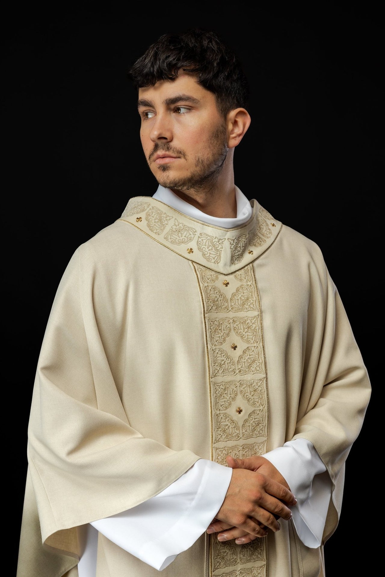 Ornat Liturgiczny Ecru z Bogatym Haftem i Stułą - Polski Produkt - alba.pl