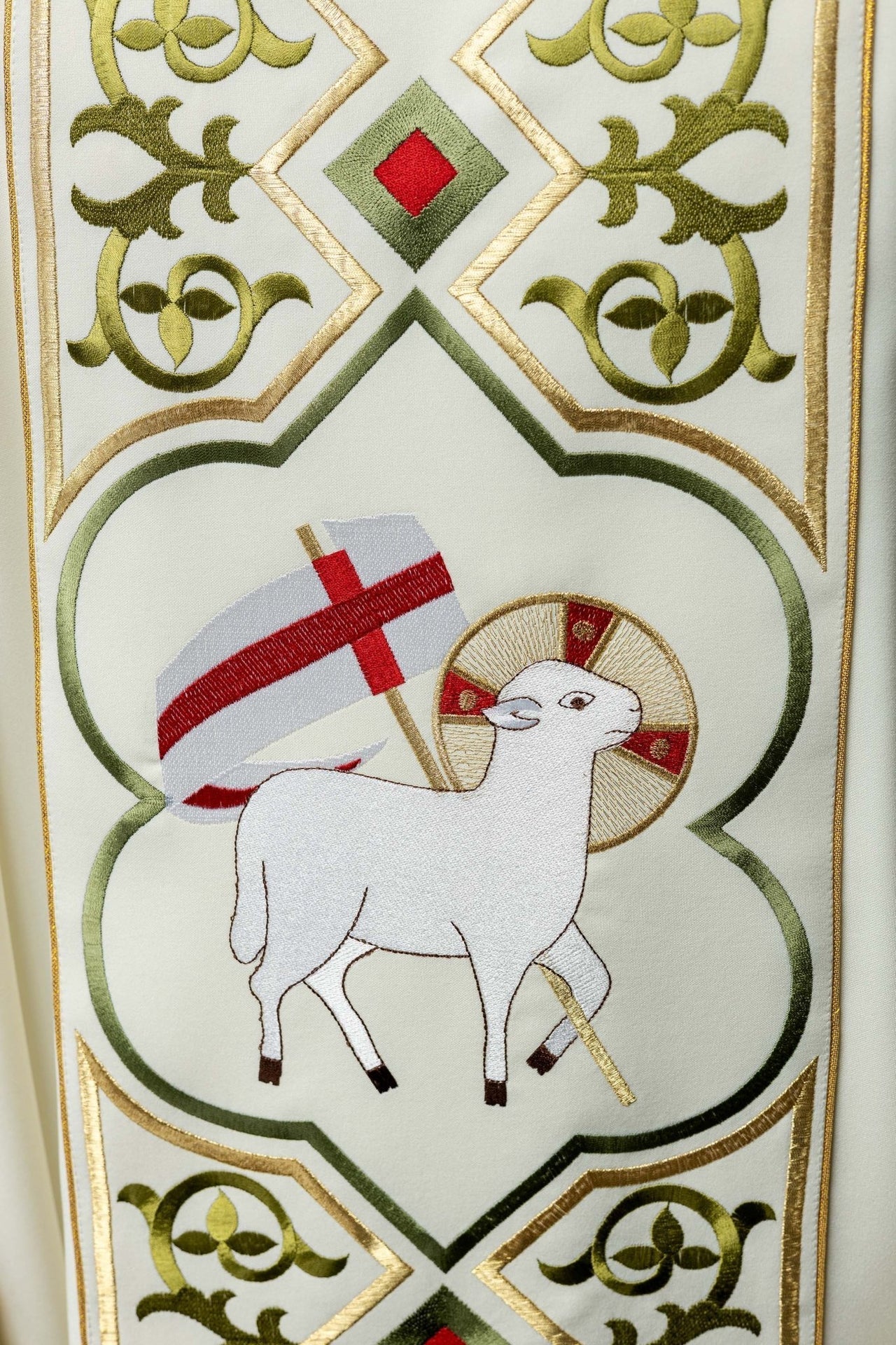 Ornat Liturgiczny Ecru z Haftem Baranka Bożego - Polski Produkt - alba.pl