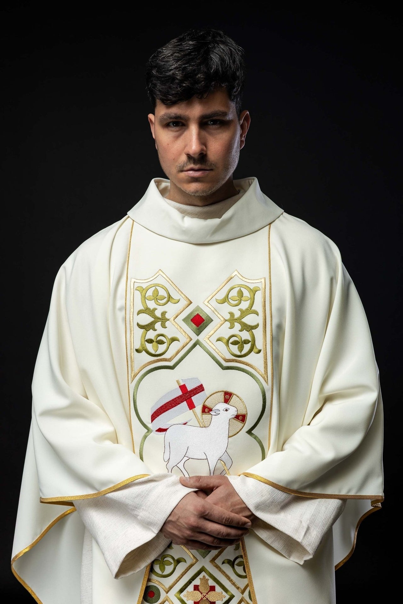 Ornat Liturgiczny Ecru z Haftem Baranka Bożego - Polski Produkt - alba.pl