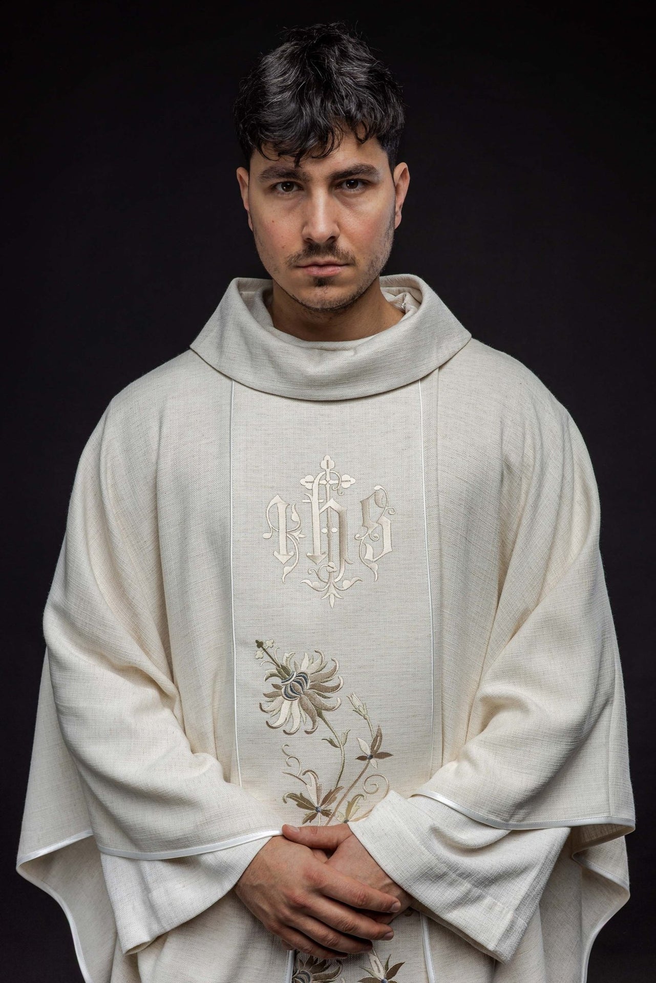Ornat Liturgiczny Ecru z Haftem IHS - Elegancka Szata Kapłańska - alba.pl