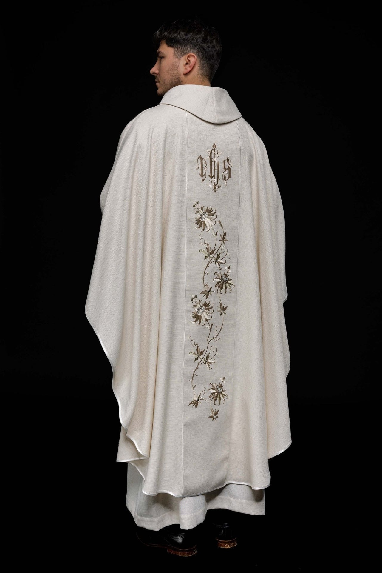 Ornat Liturgiczny Ecru z Haftem IHS - Elegancka Szata Kapłańska - alba.pl