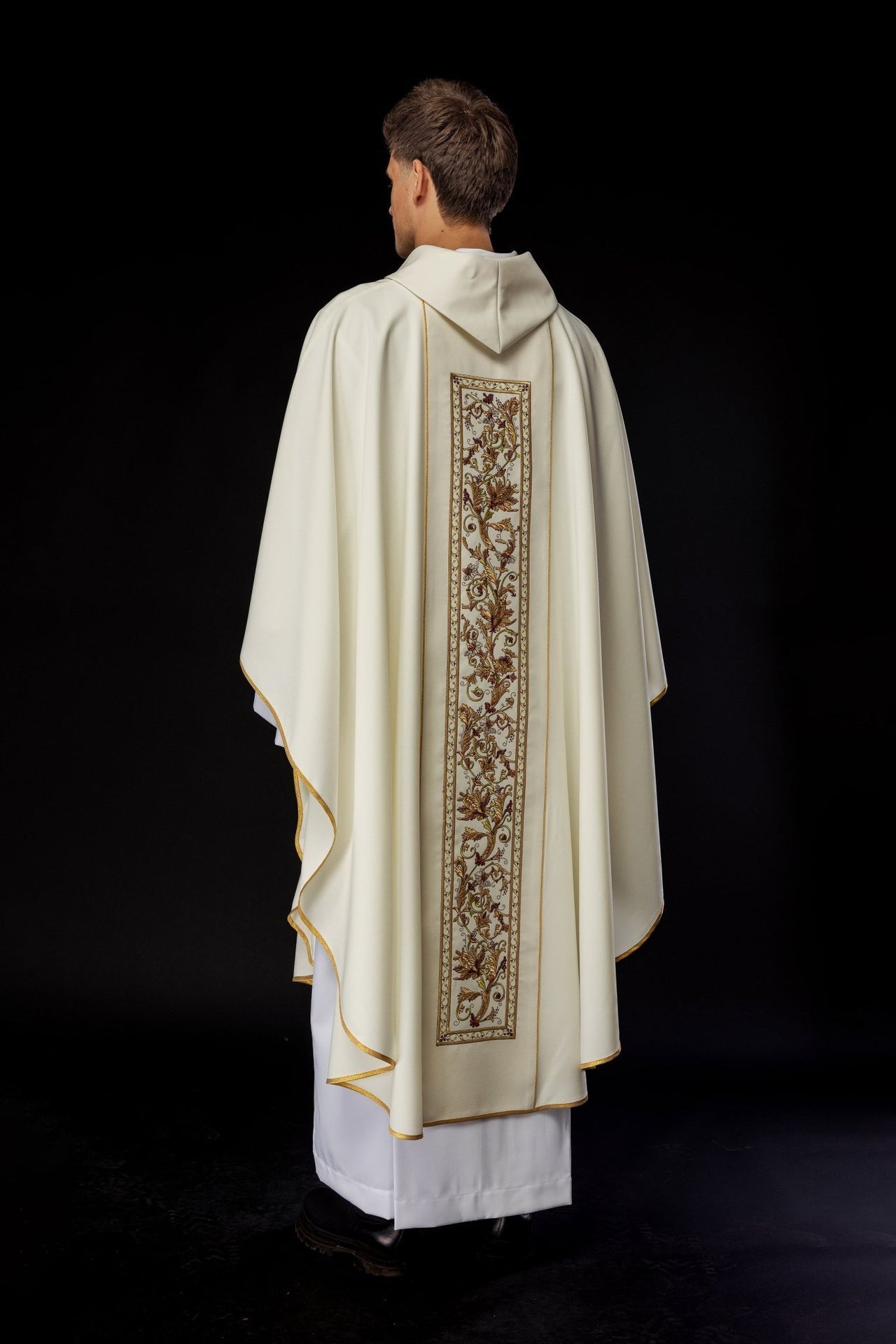 Ornat Liturgiczny Ecru z Haftem IHS i Złotą Lamówką - alba.pl