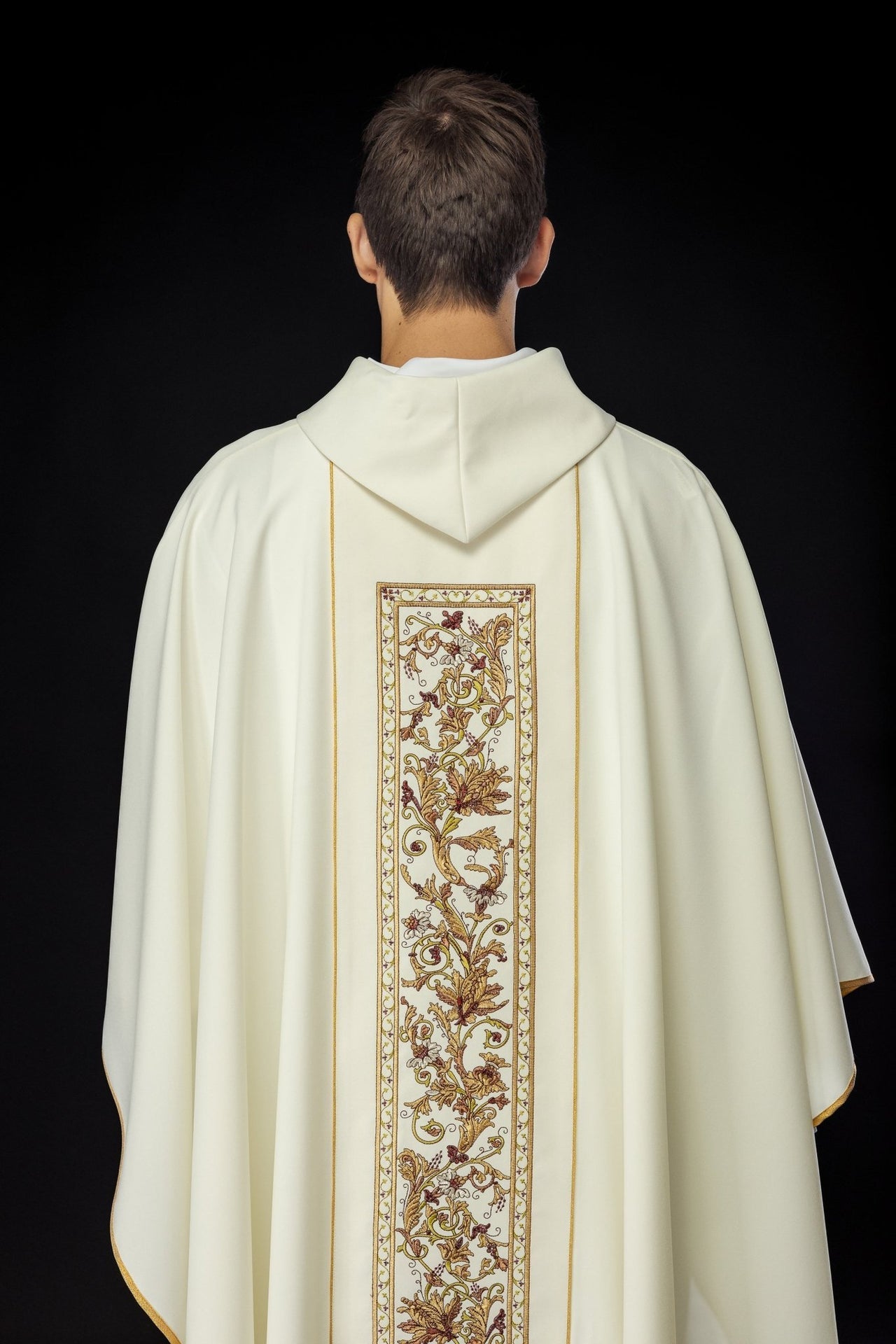 Ornat Liturgiczny Ecru z Haftem IHS i Złotą Lamówką - alba.pl