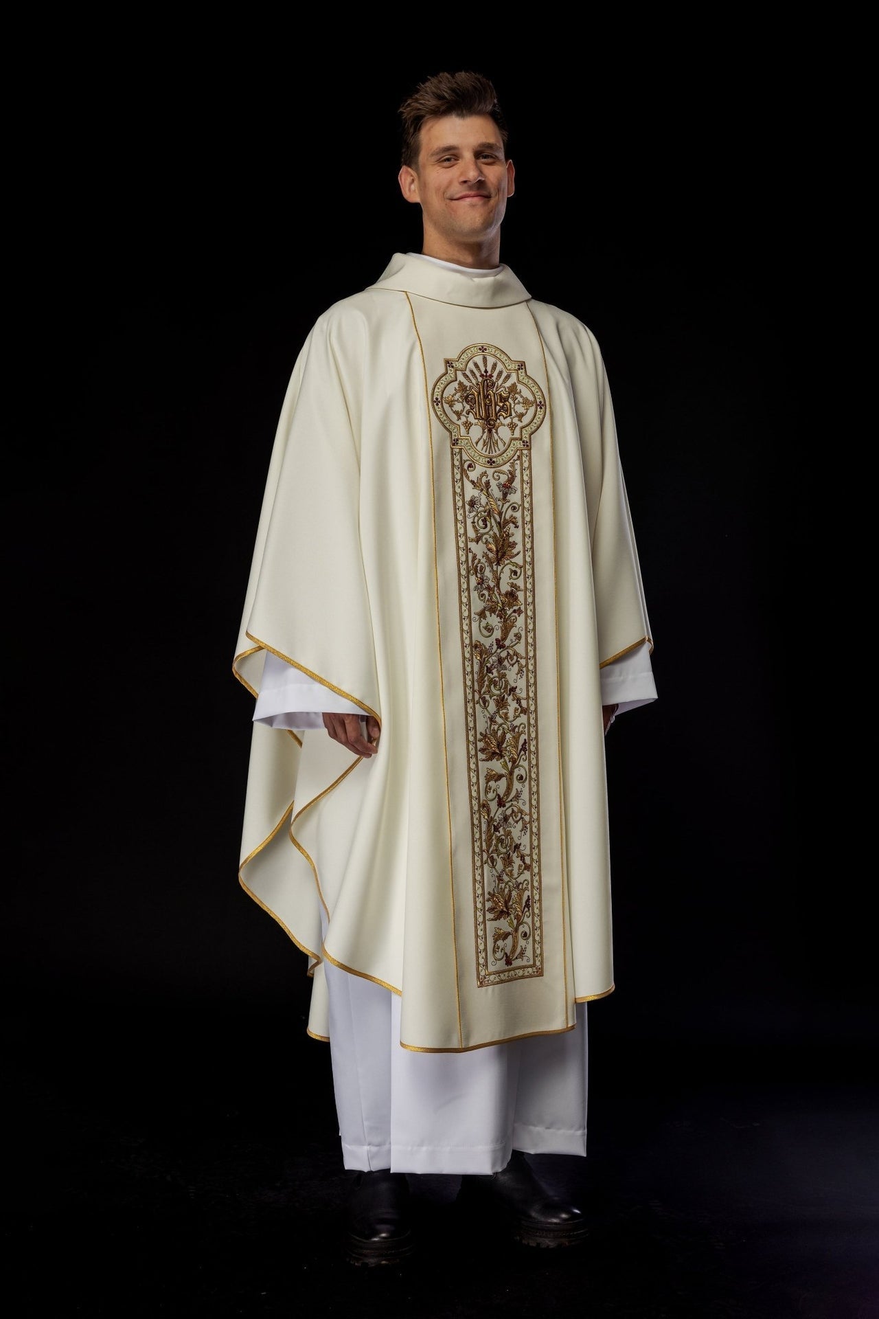 Ornat Liturgiczny Ecru z Haftem IHS i Złotą Lamówką - alba.pl