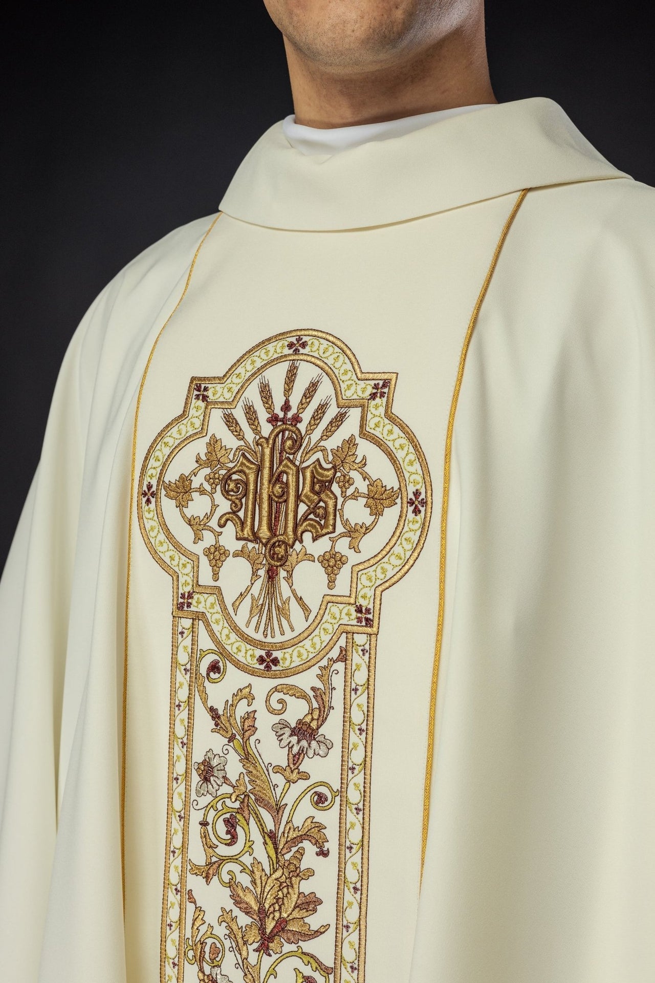 Ornat Liturgiczny Ecru z Haftem IHS i Złotą Lamówką - alba.pl