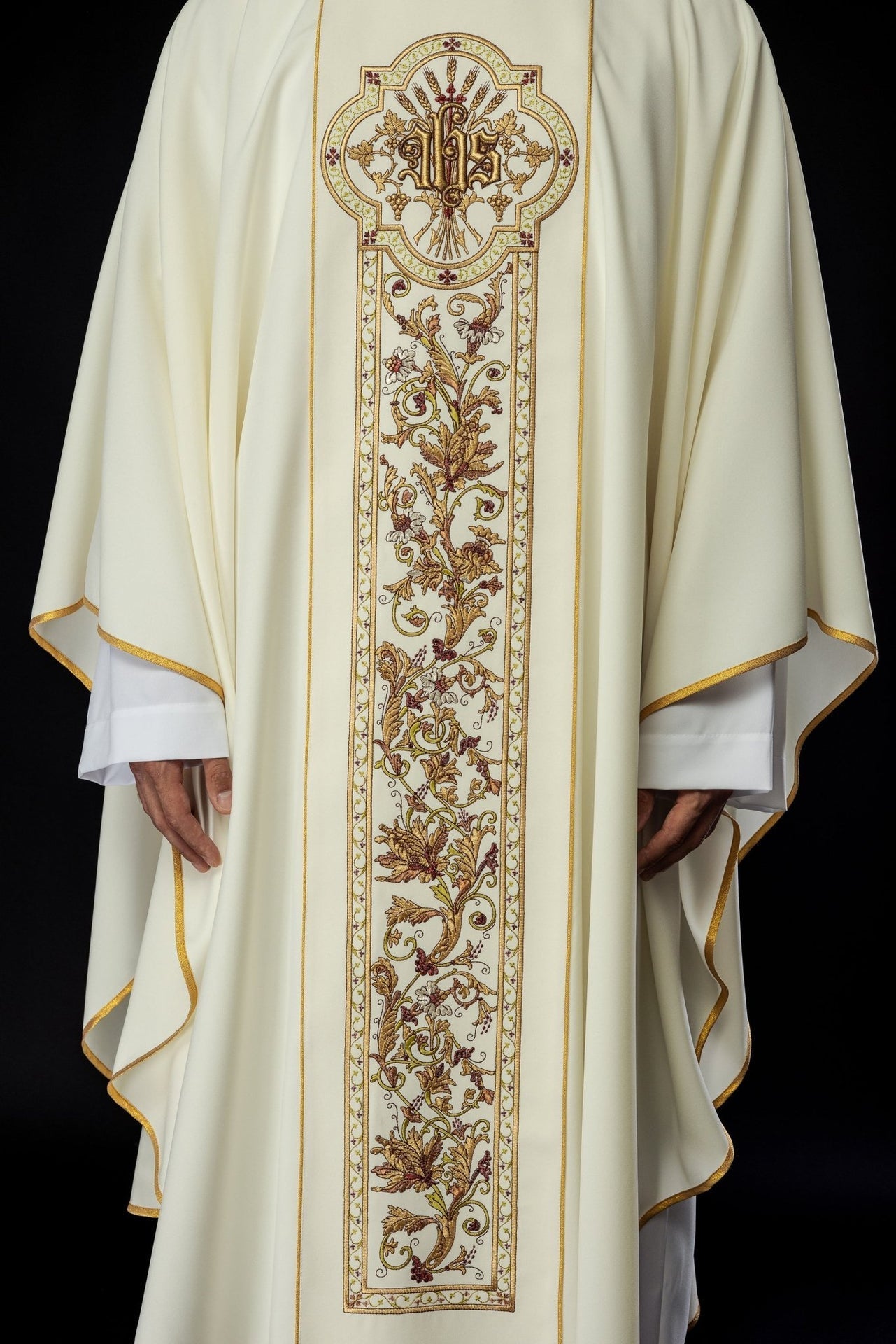 Ornat Liturgiczny Ecru z Haftem IHS i Złotą Lamówką - alba.pl