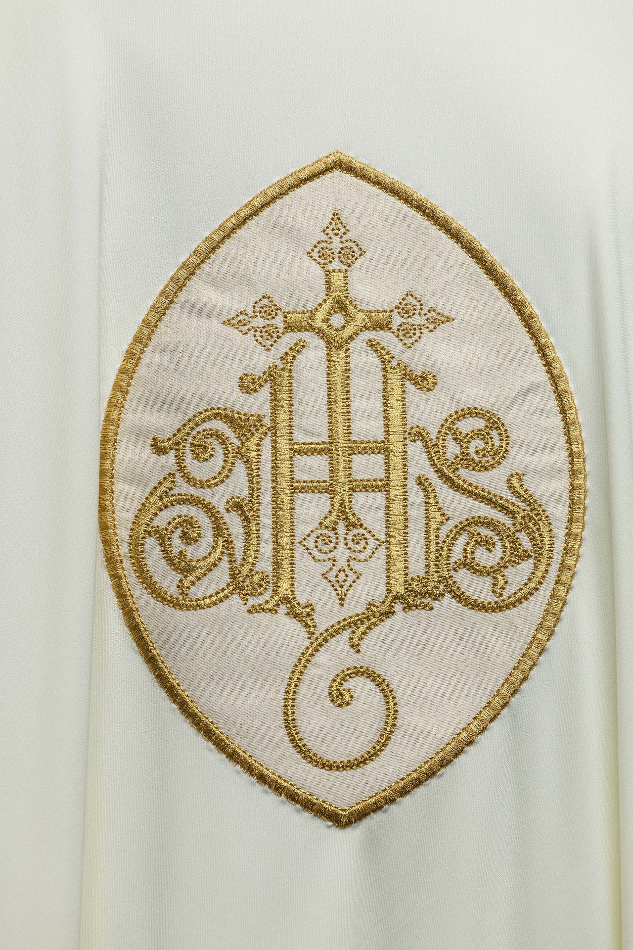 Ornat Liturgiczny Ecru z Haftem IHS - Lekka Dzianina Sacrolite - alba.pl