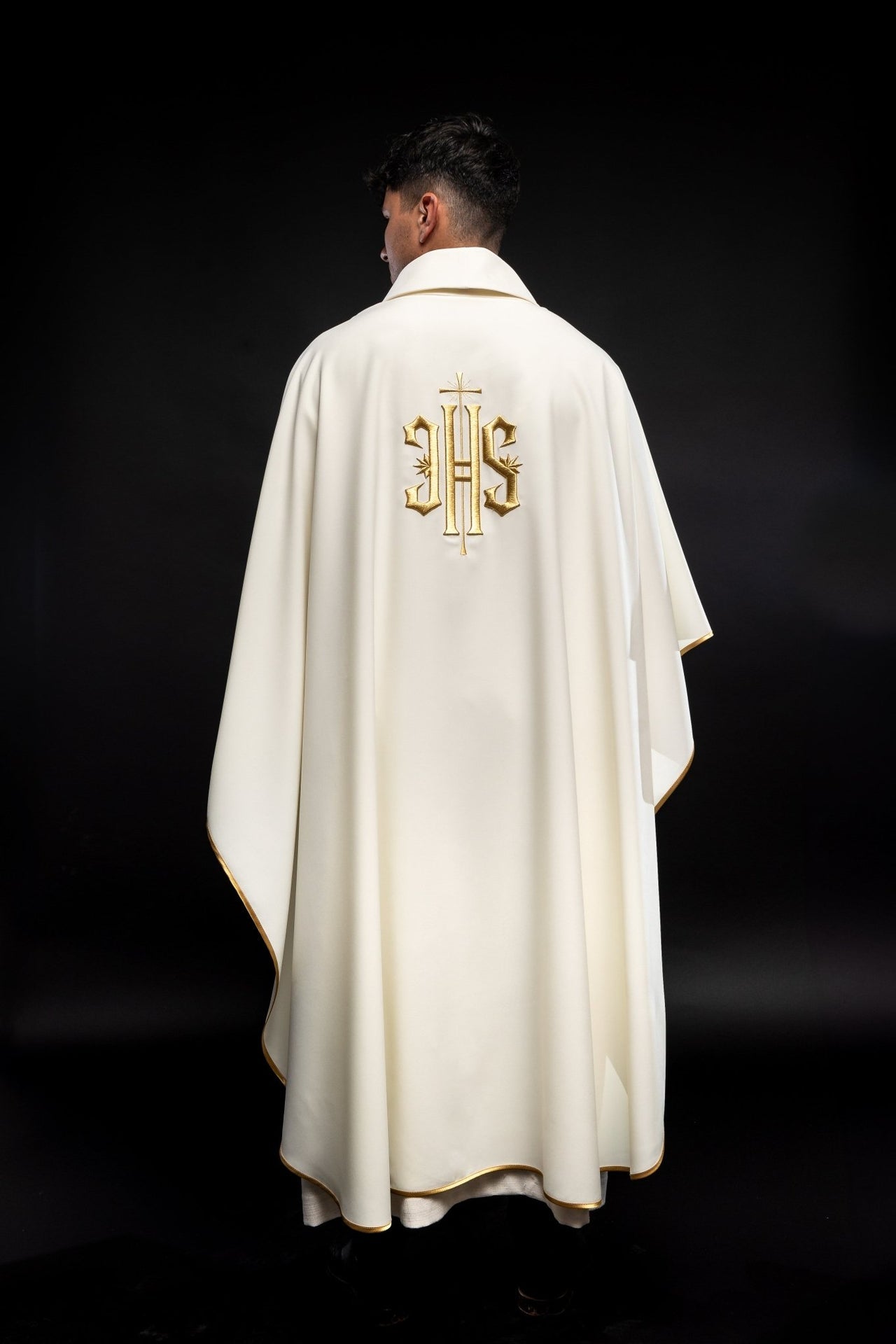 Ornat Liturgiczny Ecru z Haftem IHS - Złota Lamówka - alba.pl