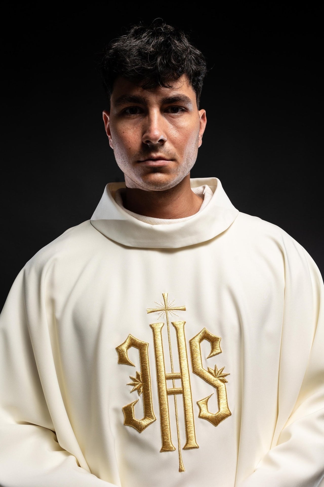 Ornat Liturgiczny Ecru z Haftem IHS - Złota Lamówka - alba.pl