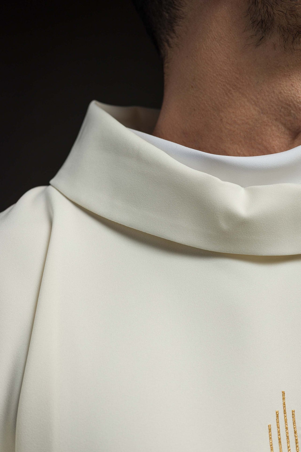 Ornat Liturgiczny Ecru z Haftem IHS Złotą Nicią - alba.pl