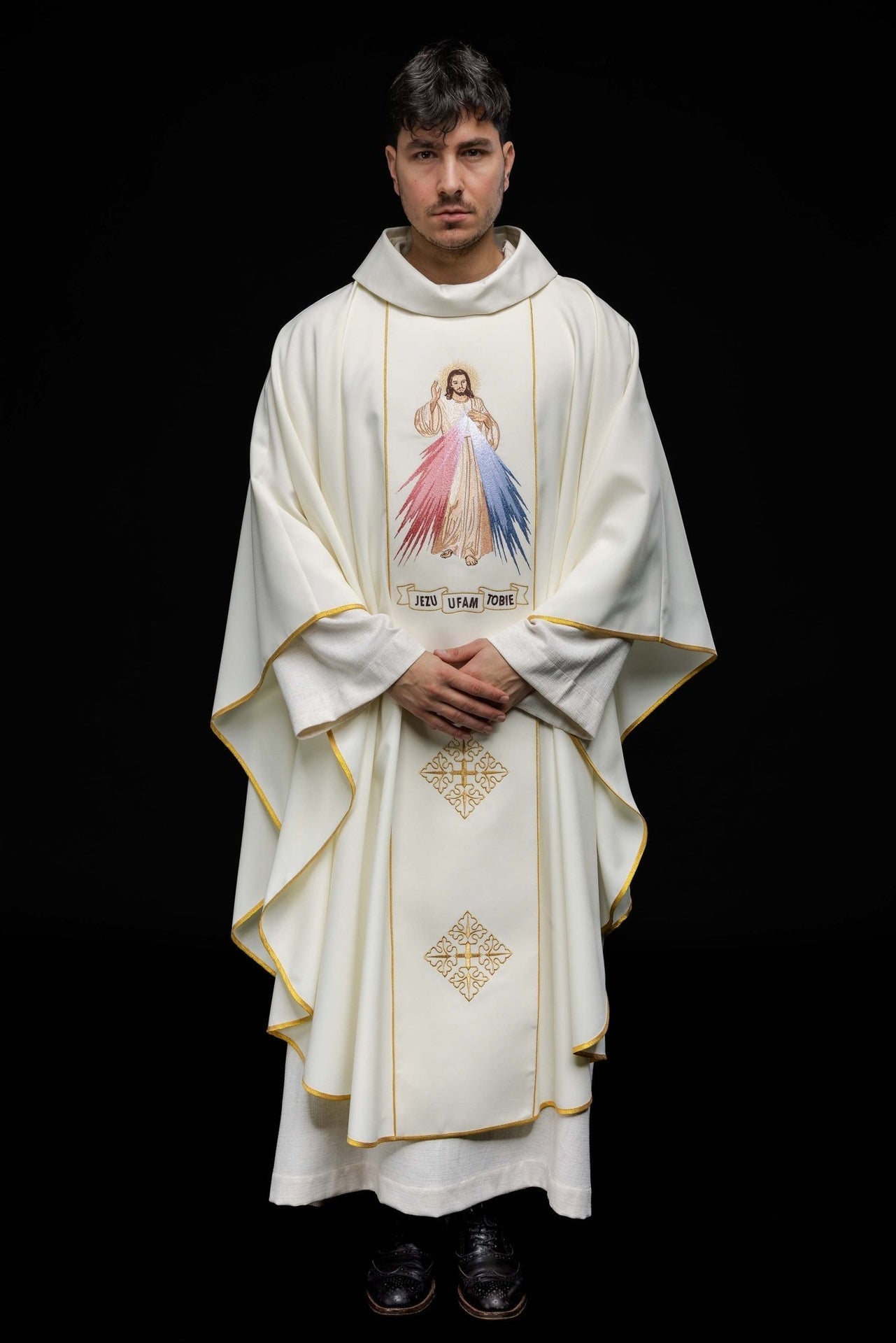 Ornat Liturgiczny Ecru z Haftem Jezus Miłosierny IHS - alba.pl