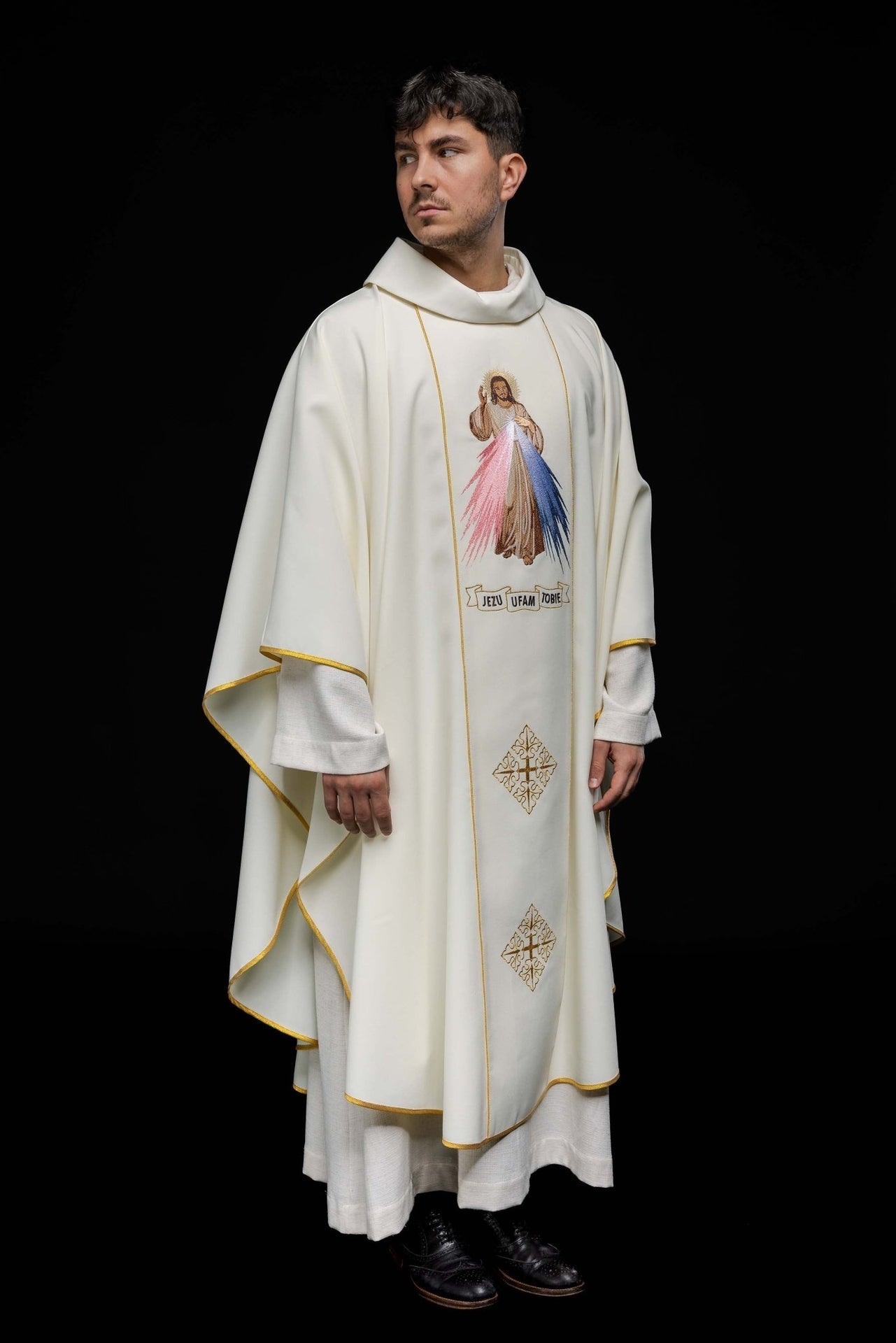 Ornat Liturgiczny Ecru z Haftem Jezus Miłosierny IHS - alba.pl