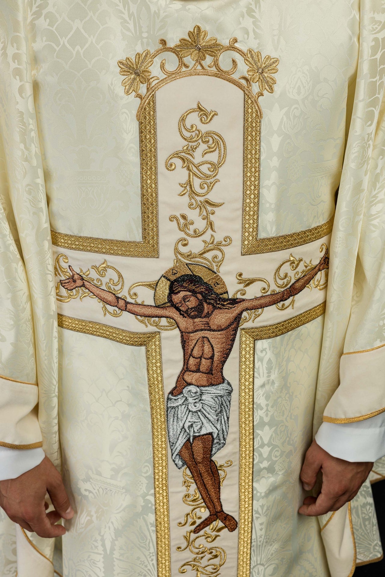 Ornat Liturgiczny Ecru z Haftem Jezusa Chrystusa na Krzyżu - alba.pl