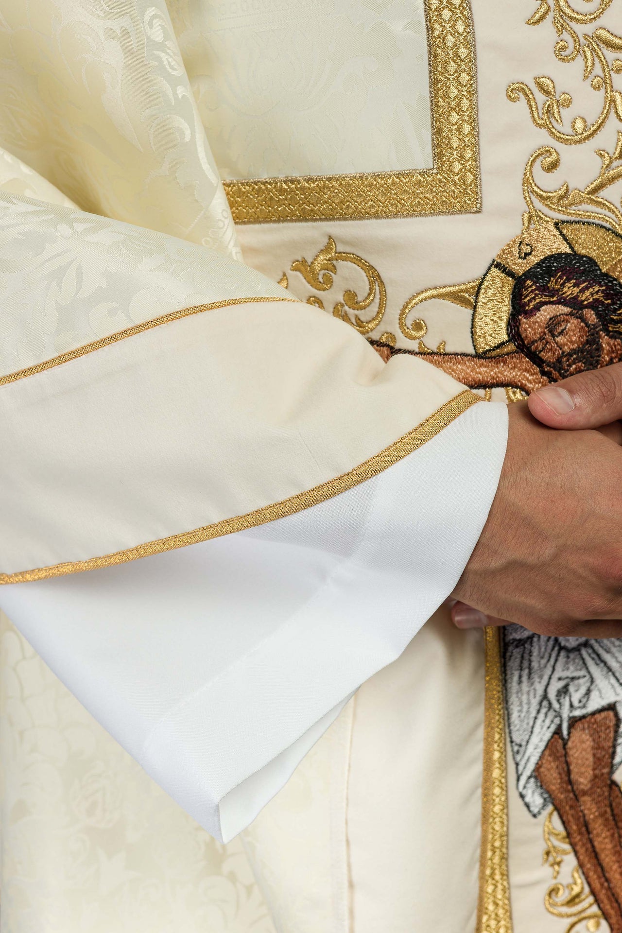 Ornat Liturgiczny Ecru z Haftem Jezusa Chrystusa na Krzyżu - alba.pl