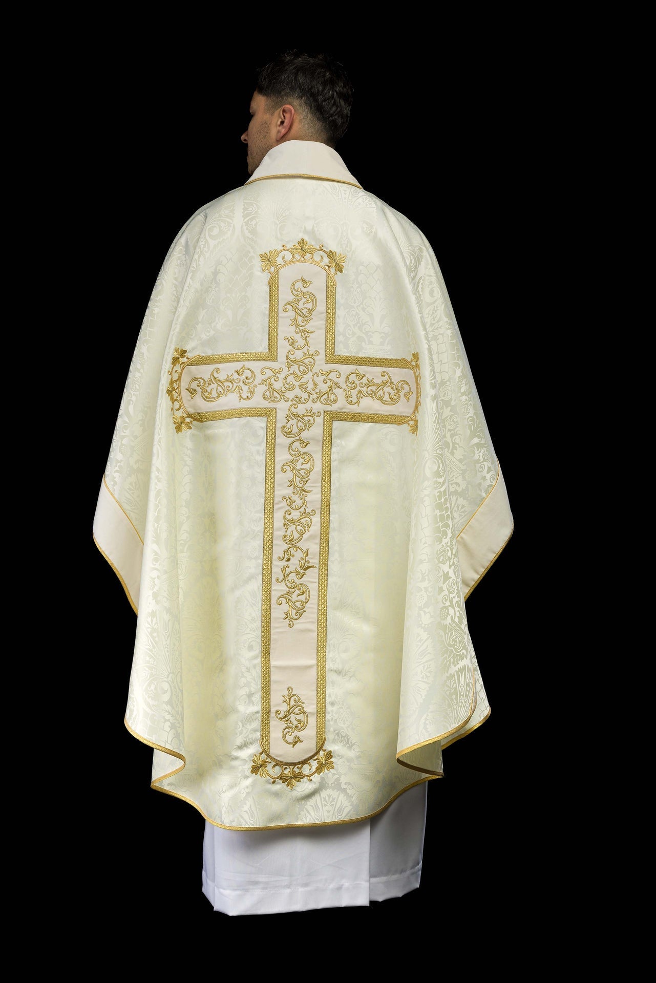 Ornat Liturgiczny Ecru z Haftem Jezusa Chrystusa na Krzyżu - alba.pl