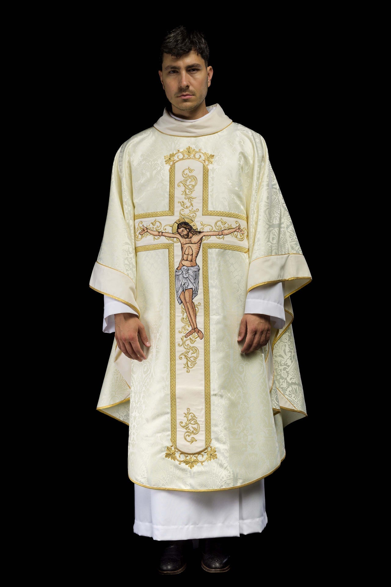 Ornat Liturgiczny Ecru z Haftem Jezusa Chrystusa na Krzyżu - alba.pl