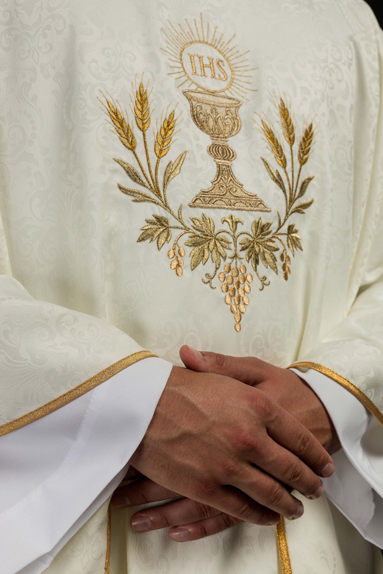 Ornat Liturgiczny Ecru z Haftem Kielicha i Hostii na Żakardzie - alba.pl