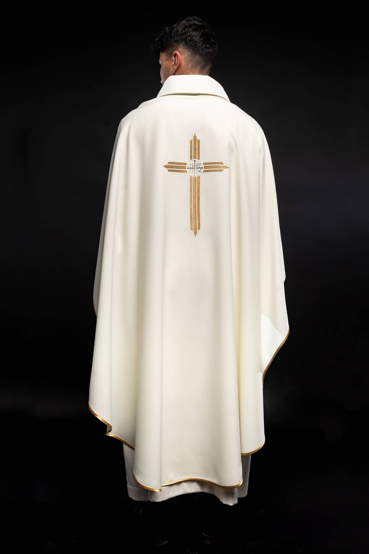 Ornat Liturgiczny Ecru z Haftem Krzyża i IHS - Złota Lamówka - alba.pl