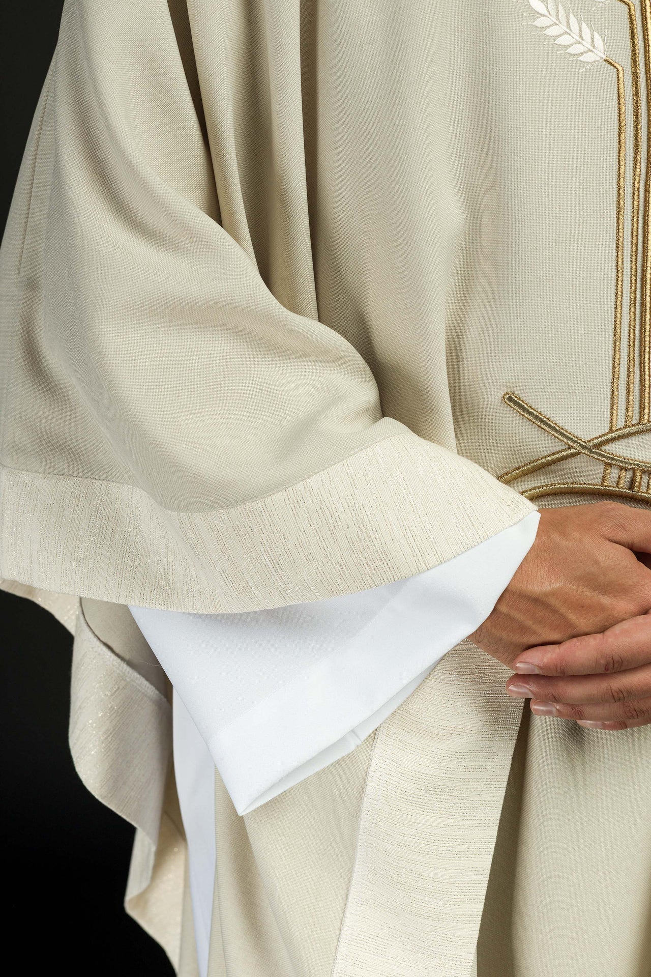 Ornat Liturgiczny Ecru z Haftem Krzyża, Kłosów i Ryb - alba.pl