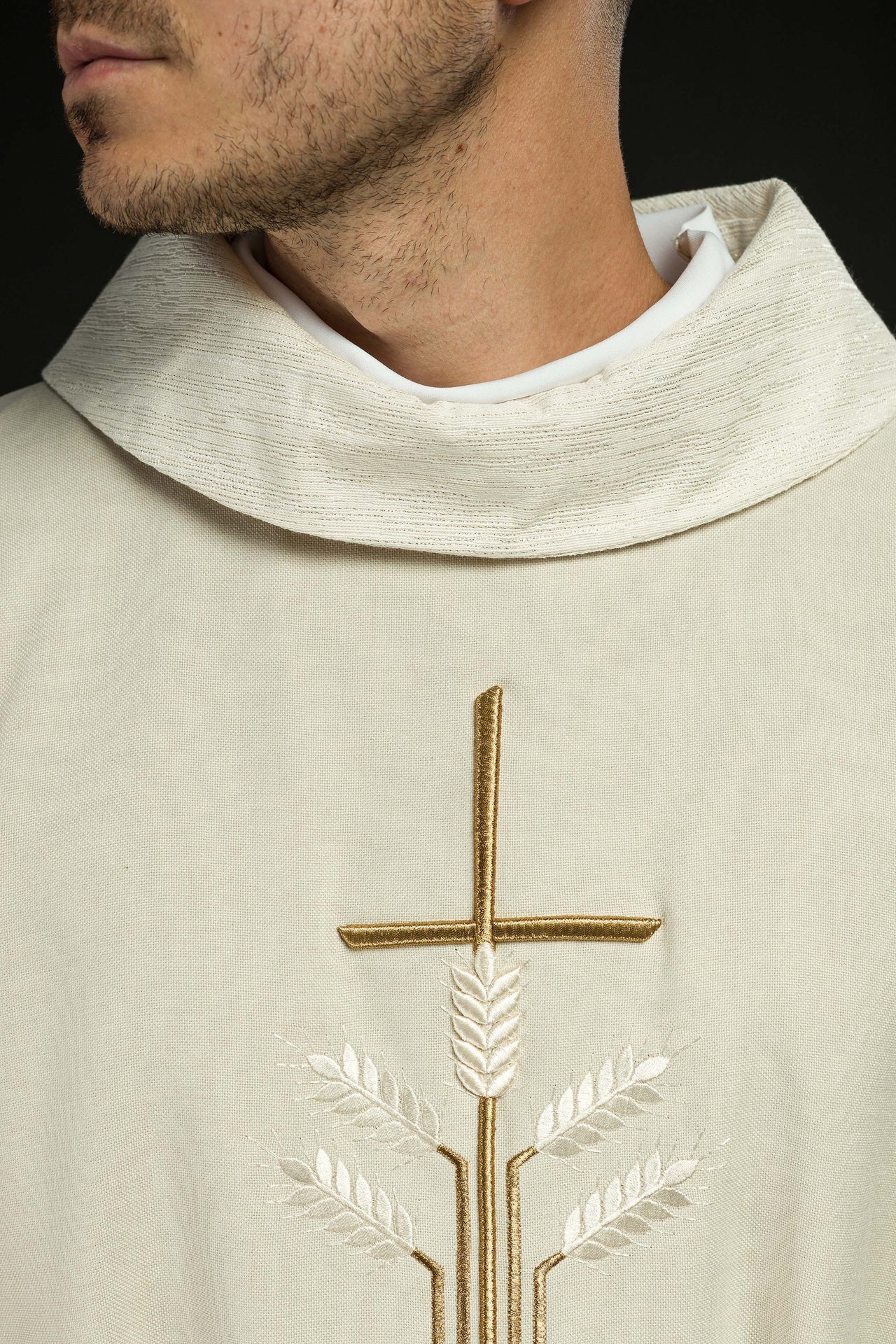 Ornat Liturgiczny Ecru z Haftem Krzyża, Kłosów i Ryb - alba.pl