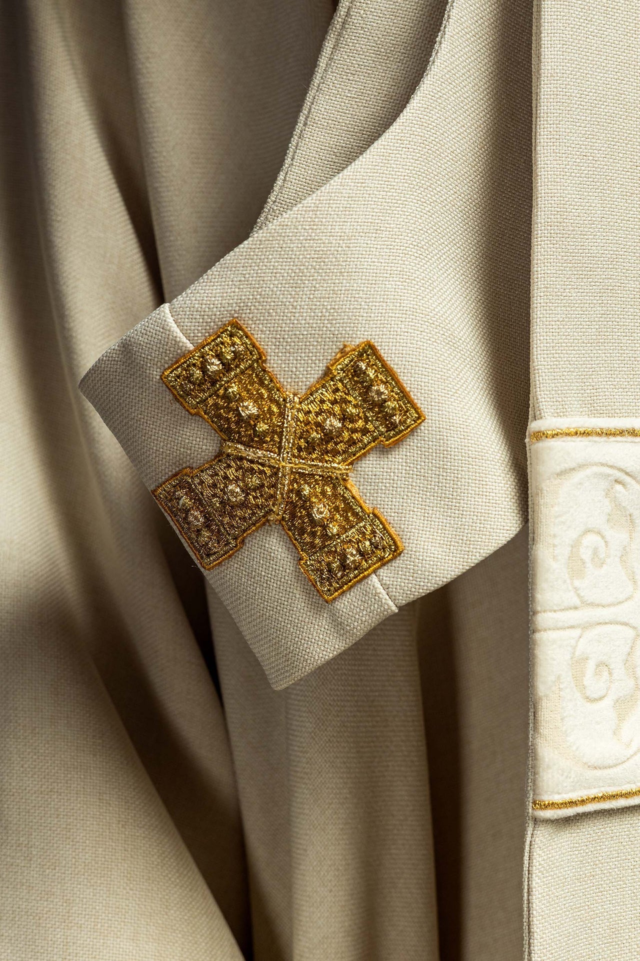 Ornat Liturgiczny Ecru z Haftem Krzyży i Stułą - alba.pl