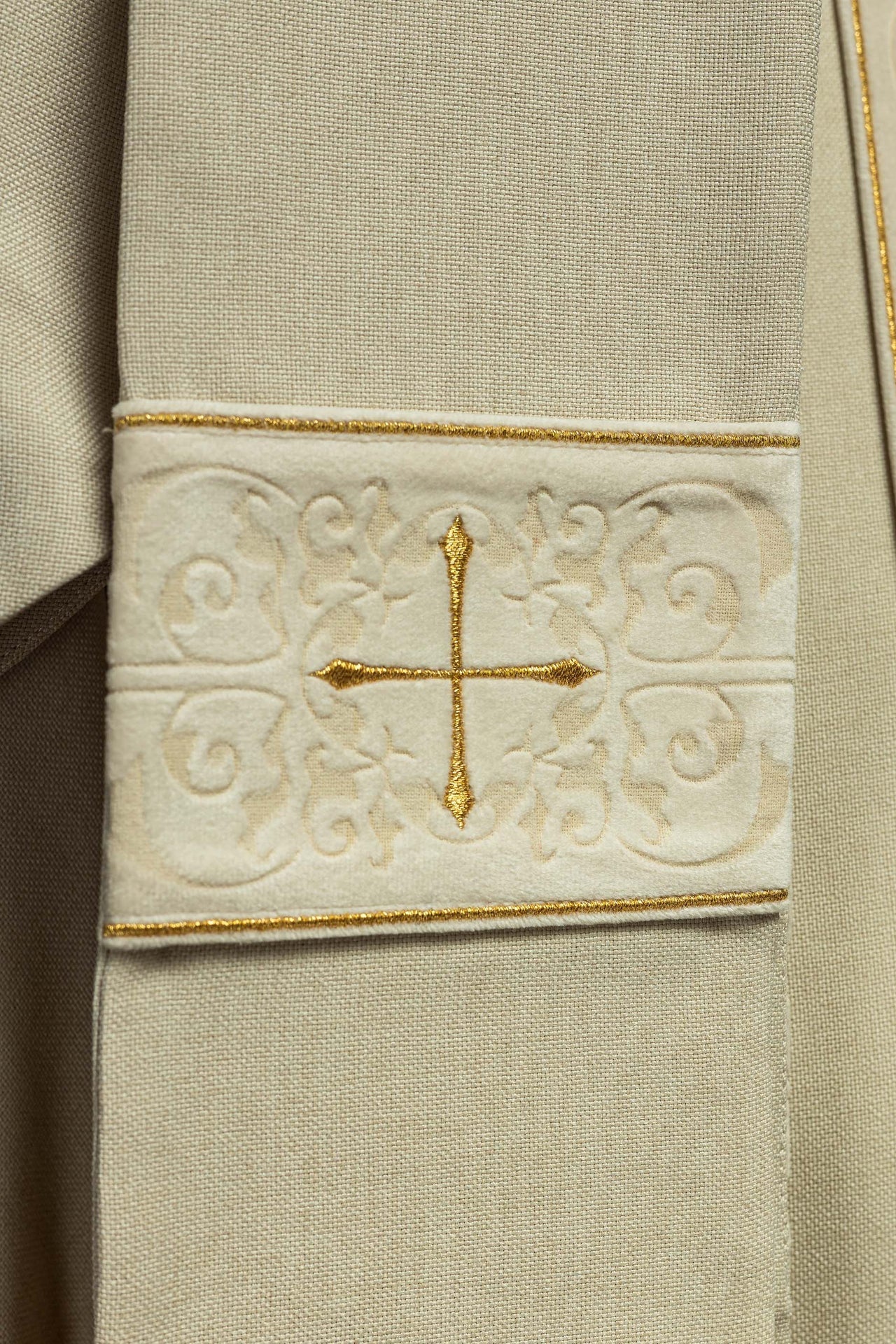 Ornat Liturgiczny Ecru z Haftem Krzyży i Stułą - alba.pl
