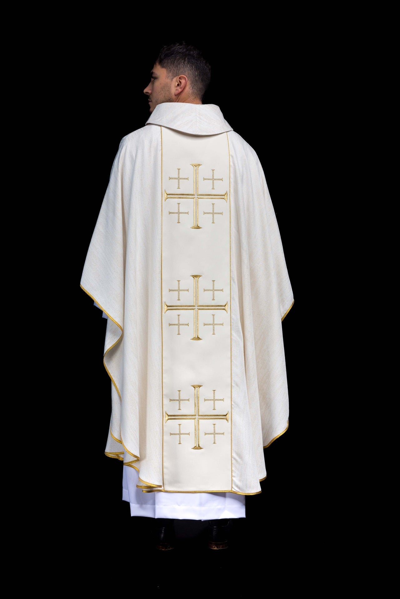 Ornat Liturgiczny Ecru z Haftem Krzyży Jerozolimskich i Złotą Lamówką - alba.pl