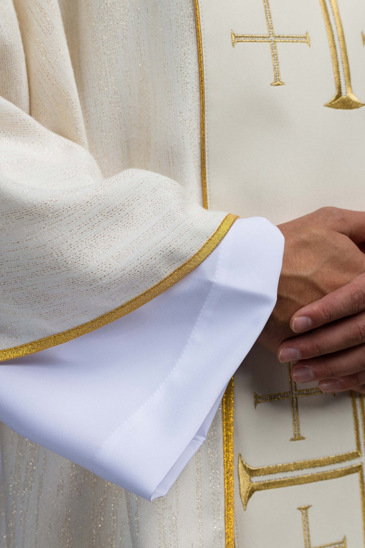 Ornat Liturgiczny Ecru z Haftem Krzyży Jerozolimskich i Złotą Lamówką - alba.pl